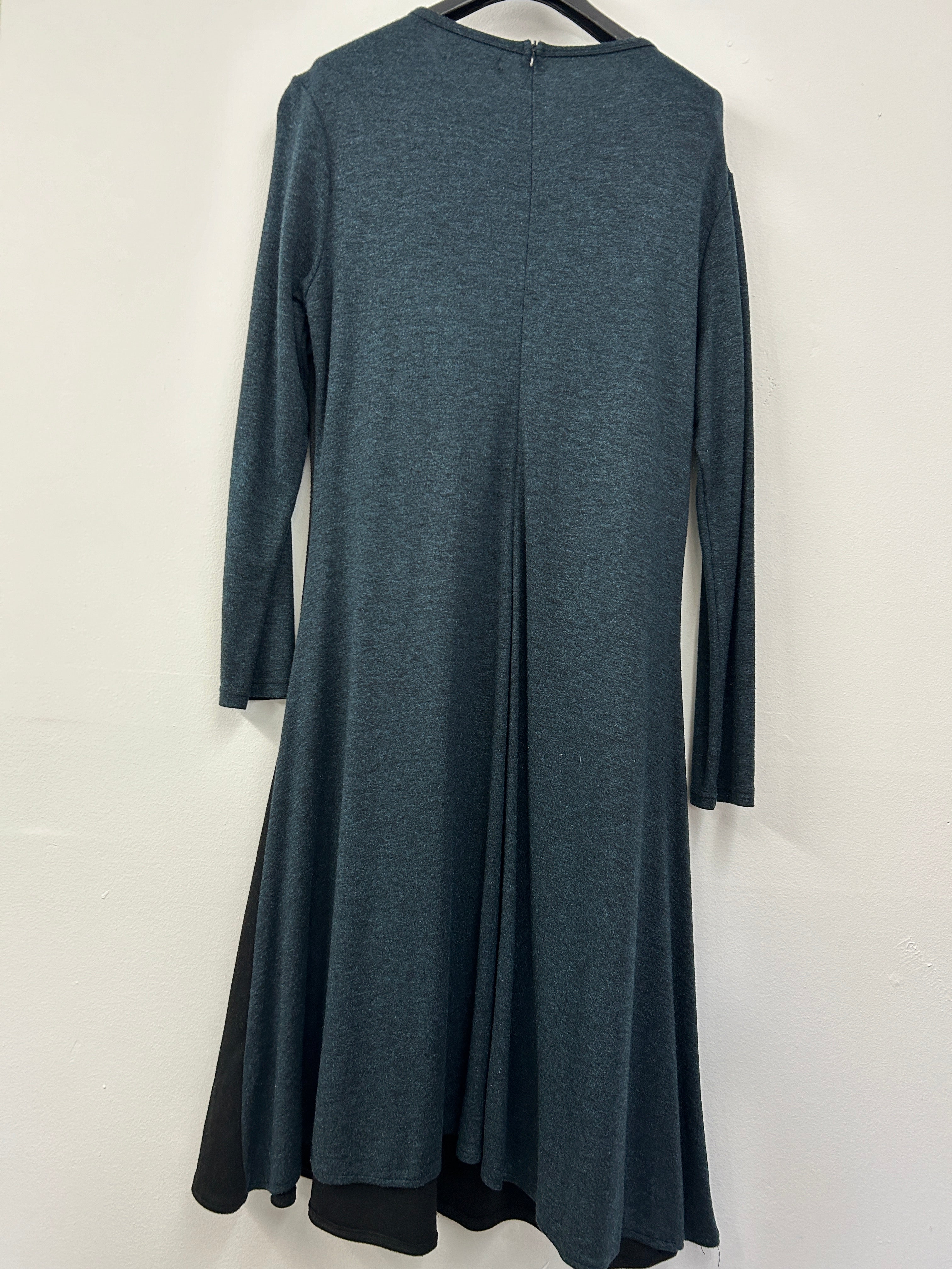 Robe bicolore asymétrique à manches longues – Maple & Cliff