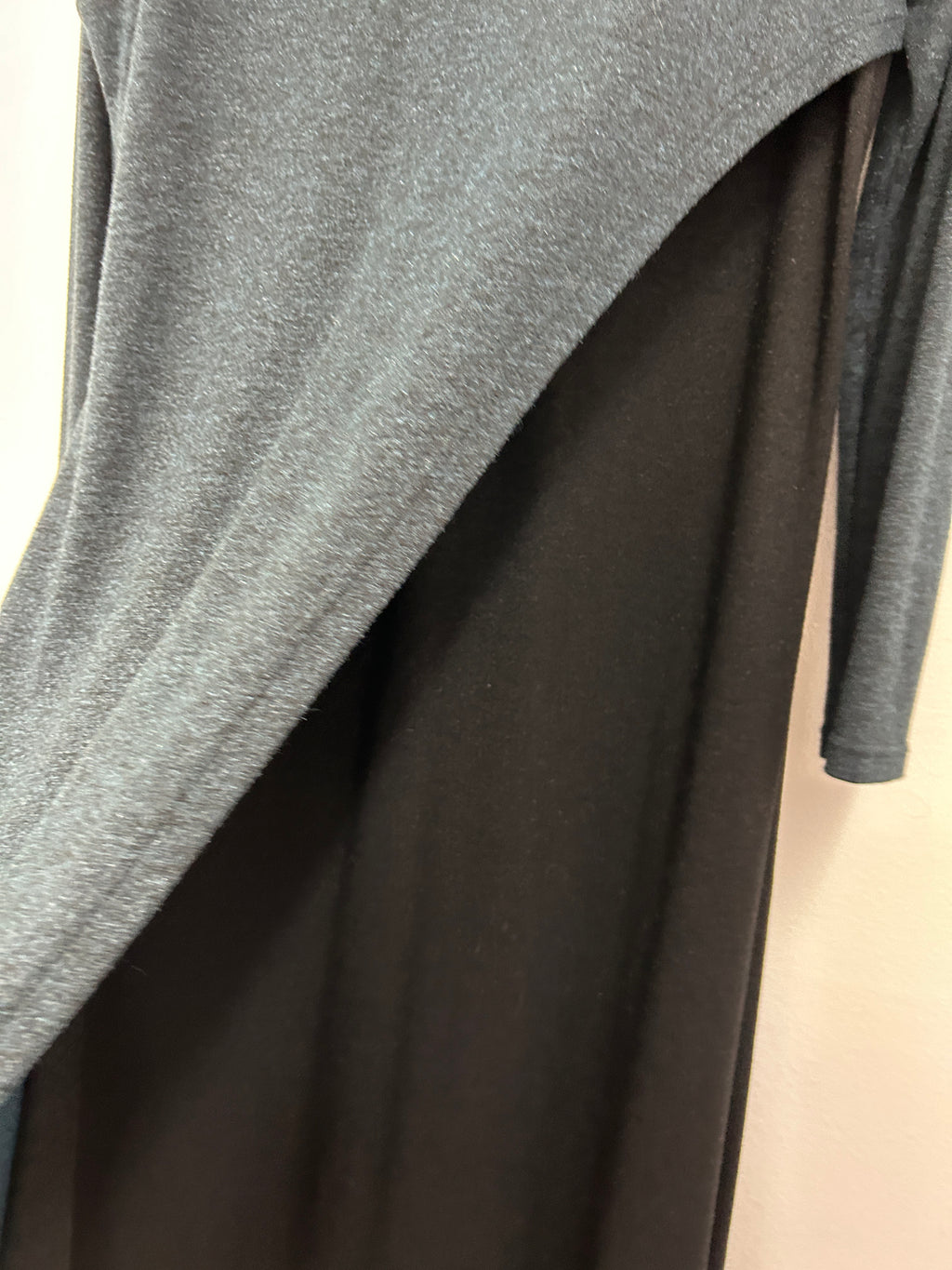 Robe bicolore asymétrique à manches longues – Maple & Cliff