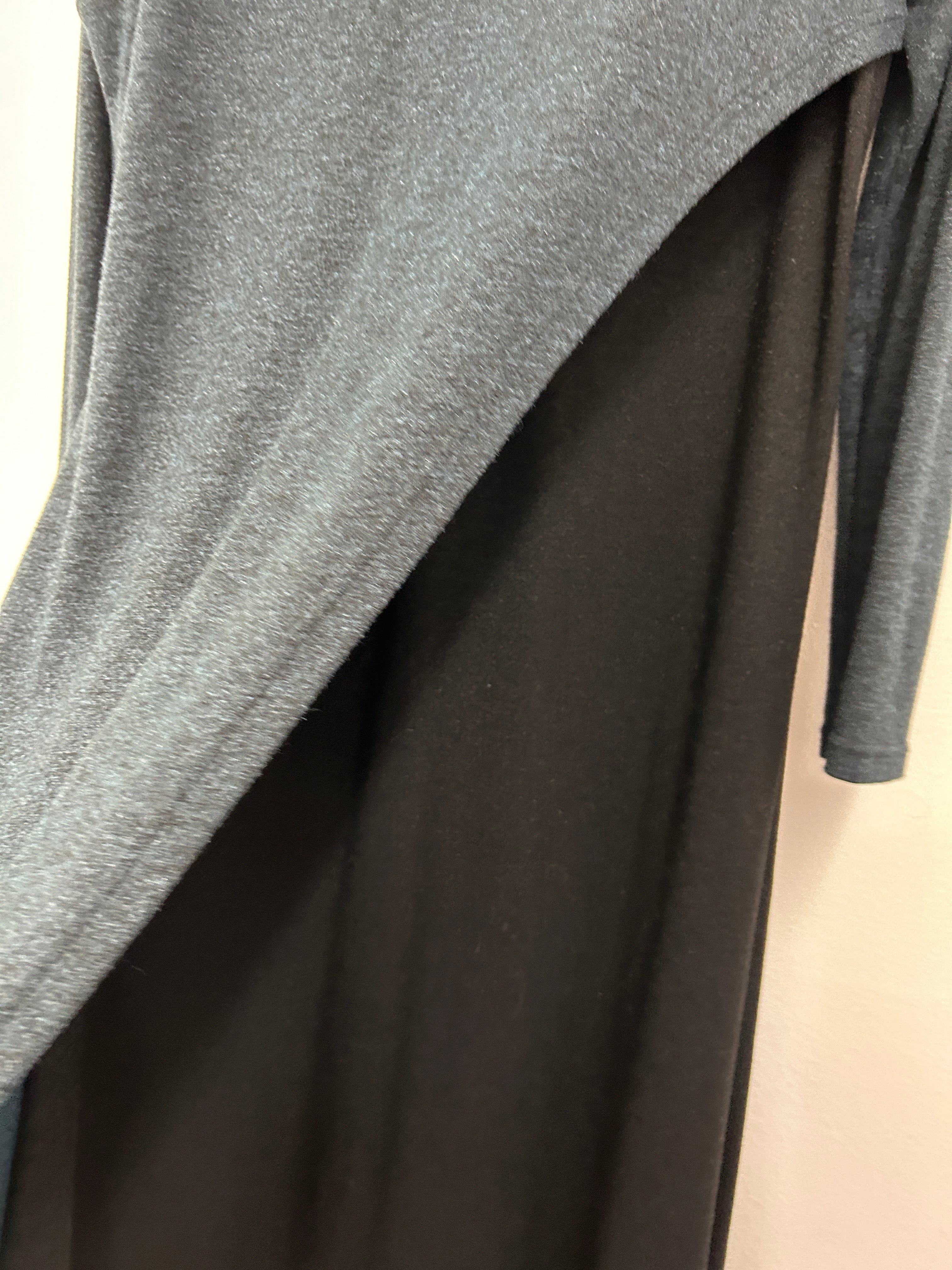 Robe bicolore asymétrique à manches longues – Maple & Cliff