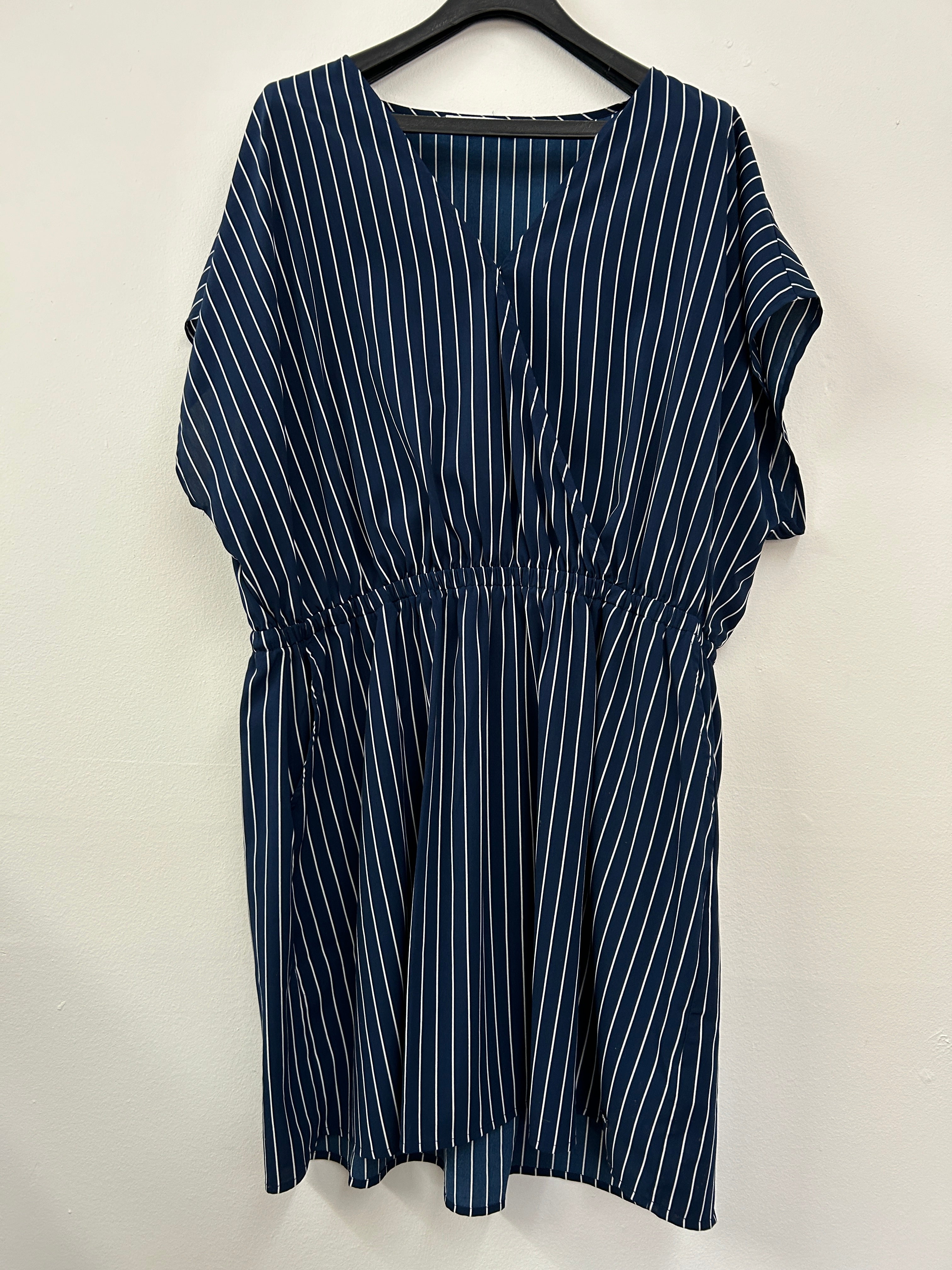 Robe portefeuille à rayures verticales – FIG