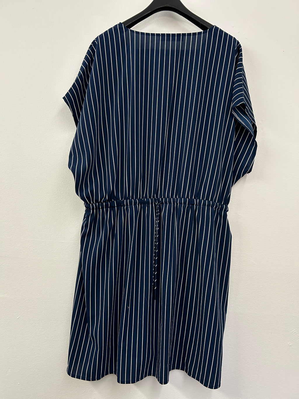 Robe portefeuille à rayures verticales – FIG