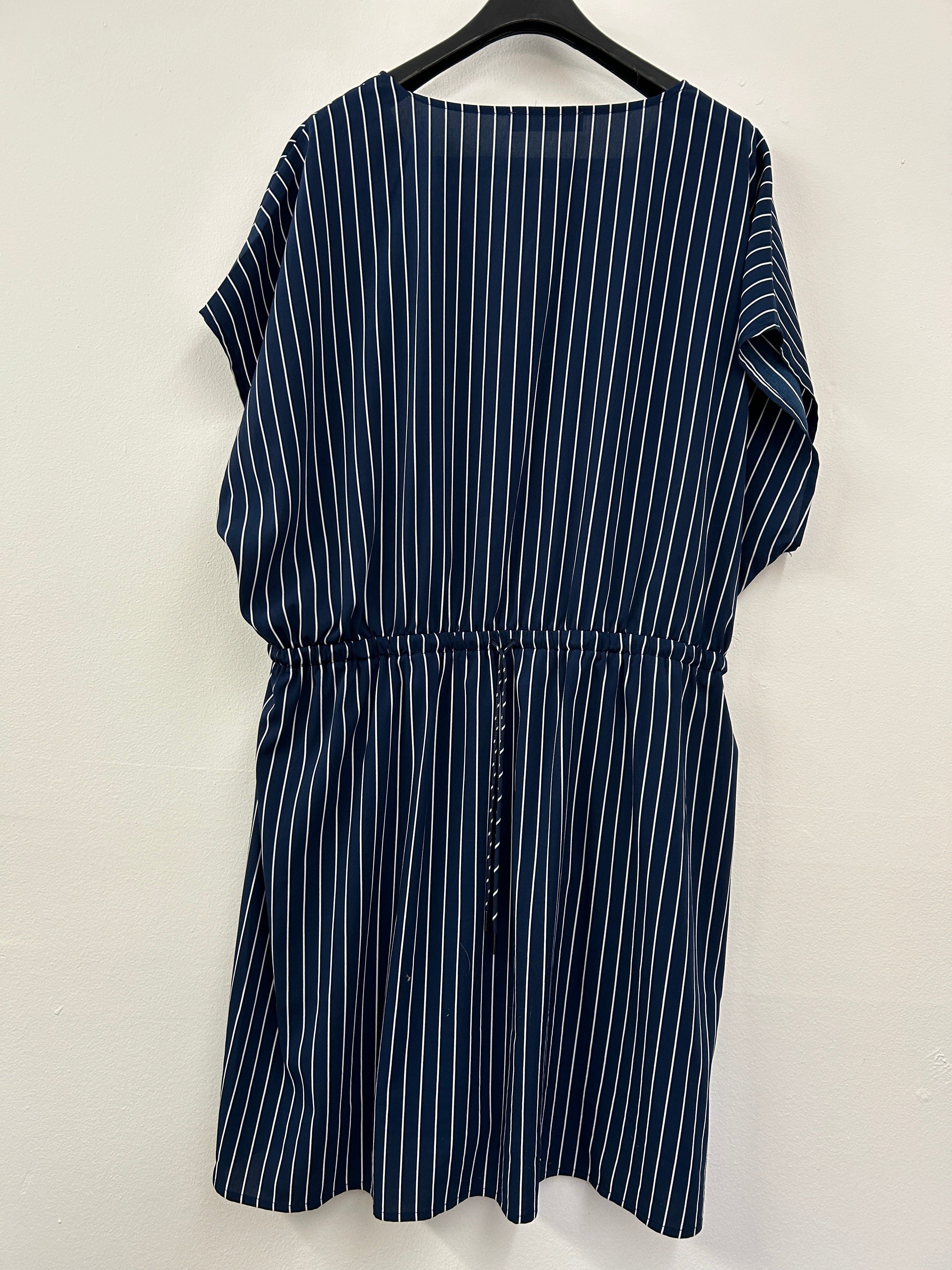 Robe portefeuille à rayures verticales – FIG