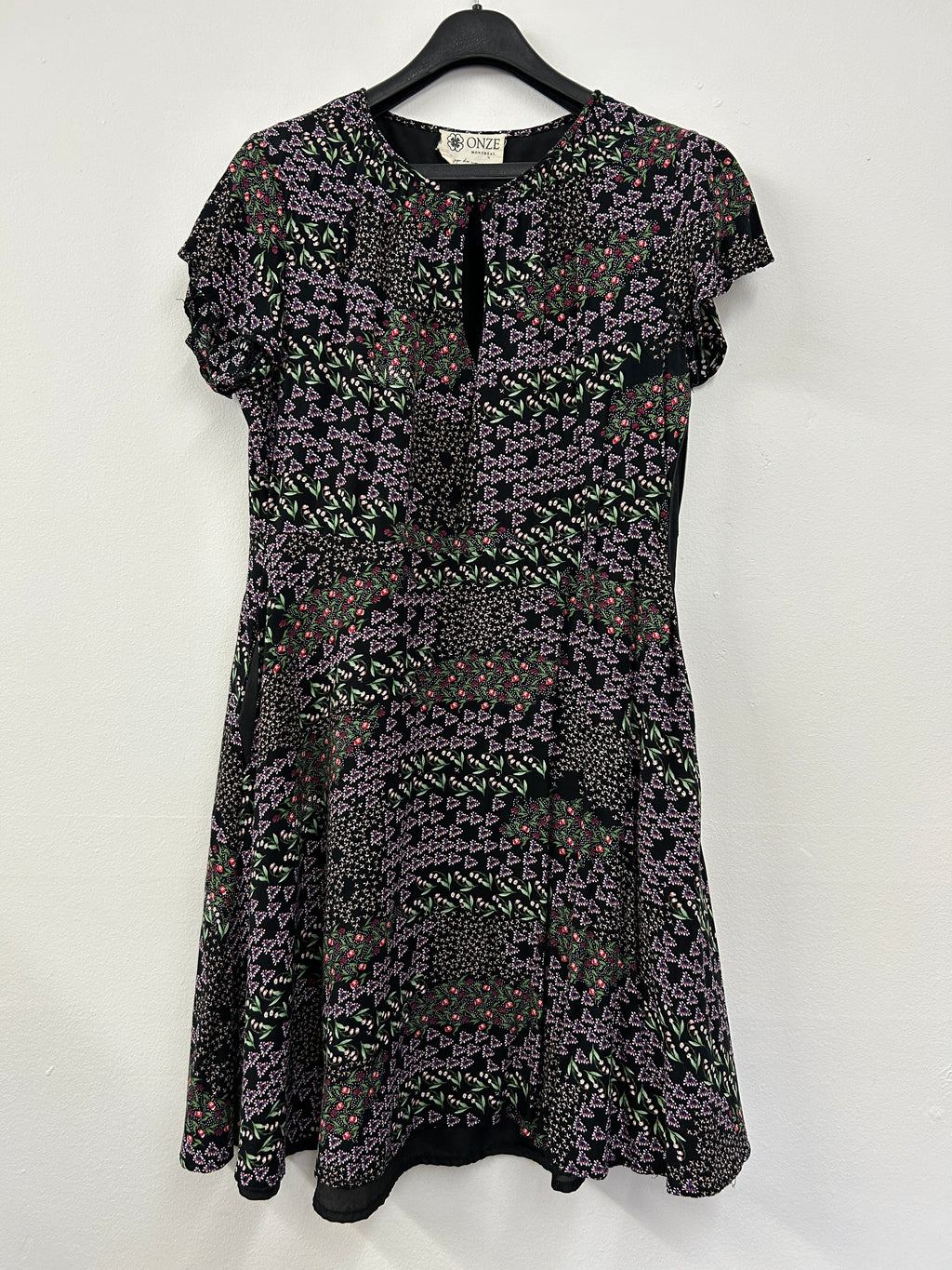 Robe courte à imprimé géométrique et floral – Onze Montréal