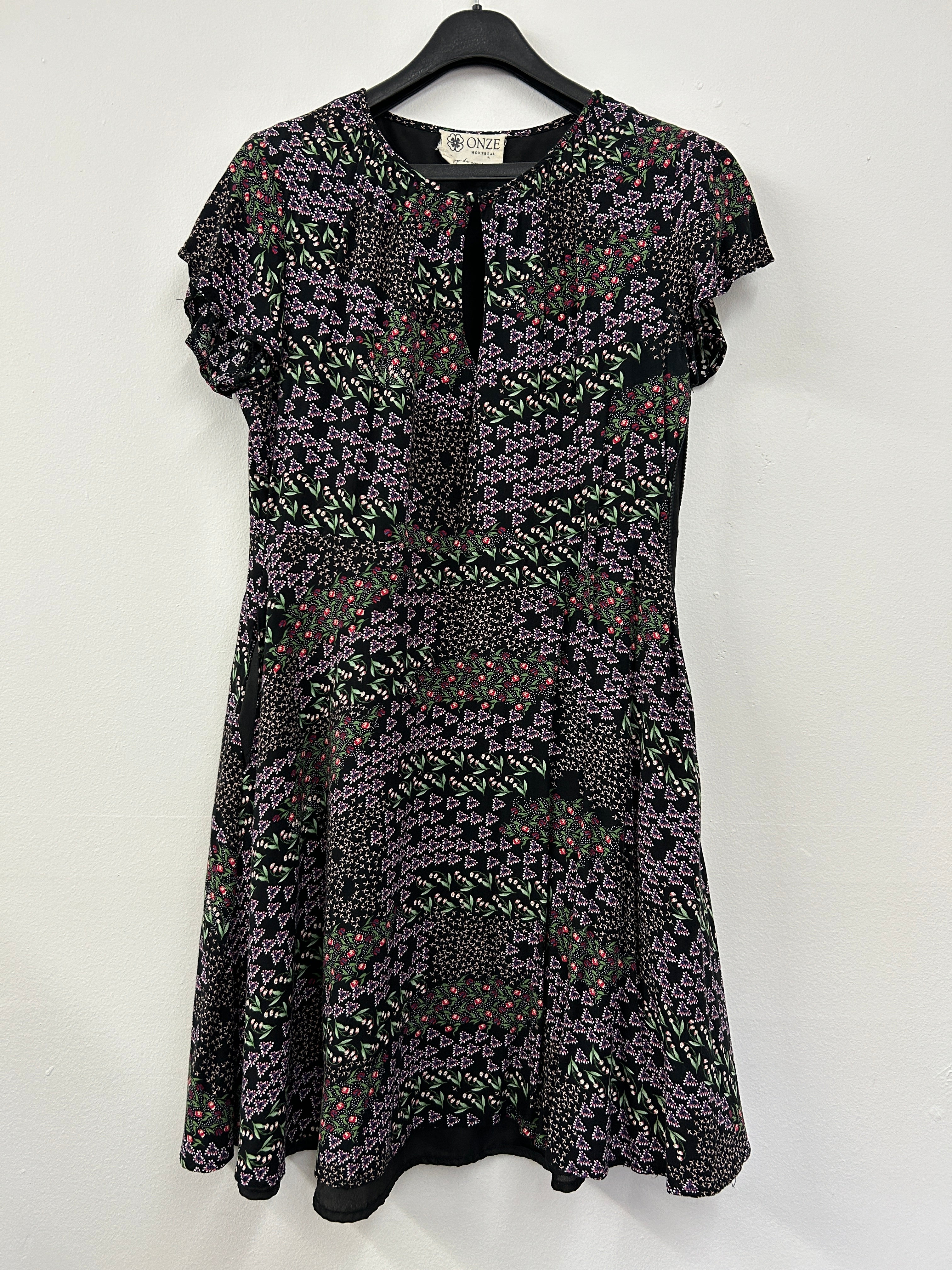 Robe courte à imprimé géométrique et floral – Onze Montréal