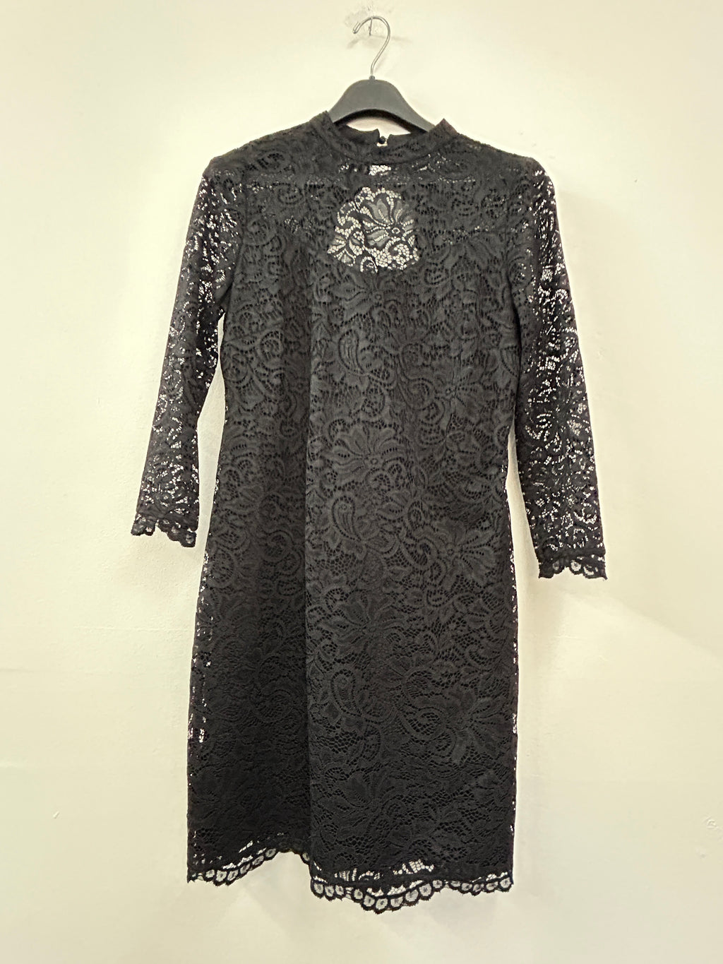 Robe en dentelle noire à col montant – Rock & Shine