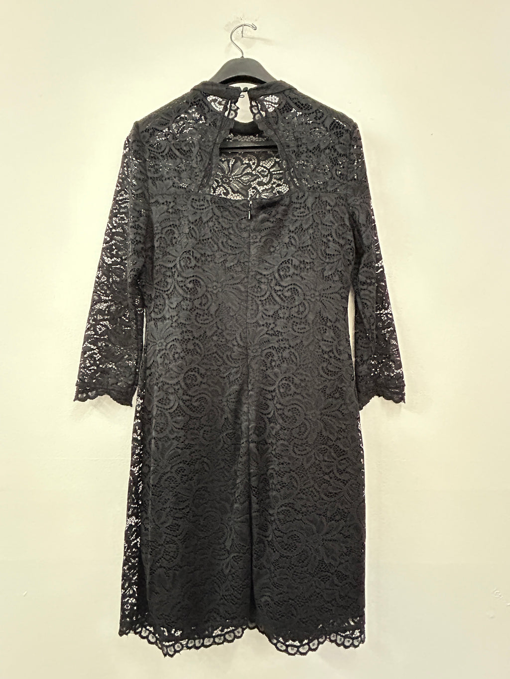 Robe en dentelle noire à col montant – Rock & Shine