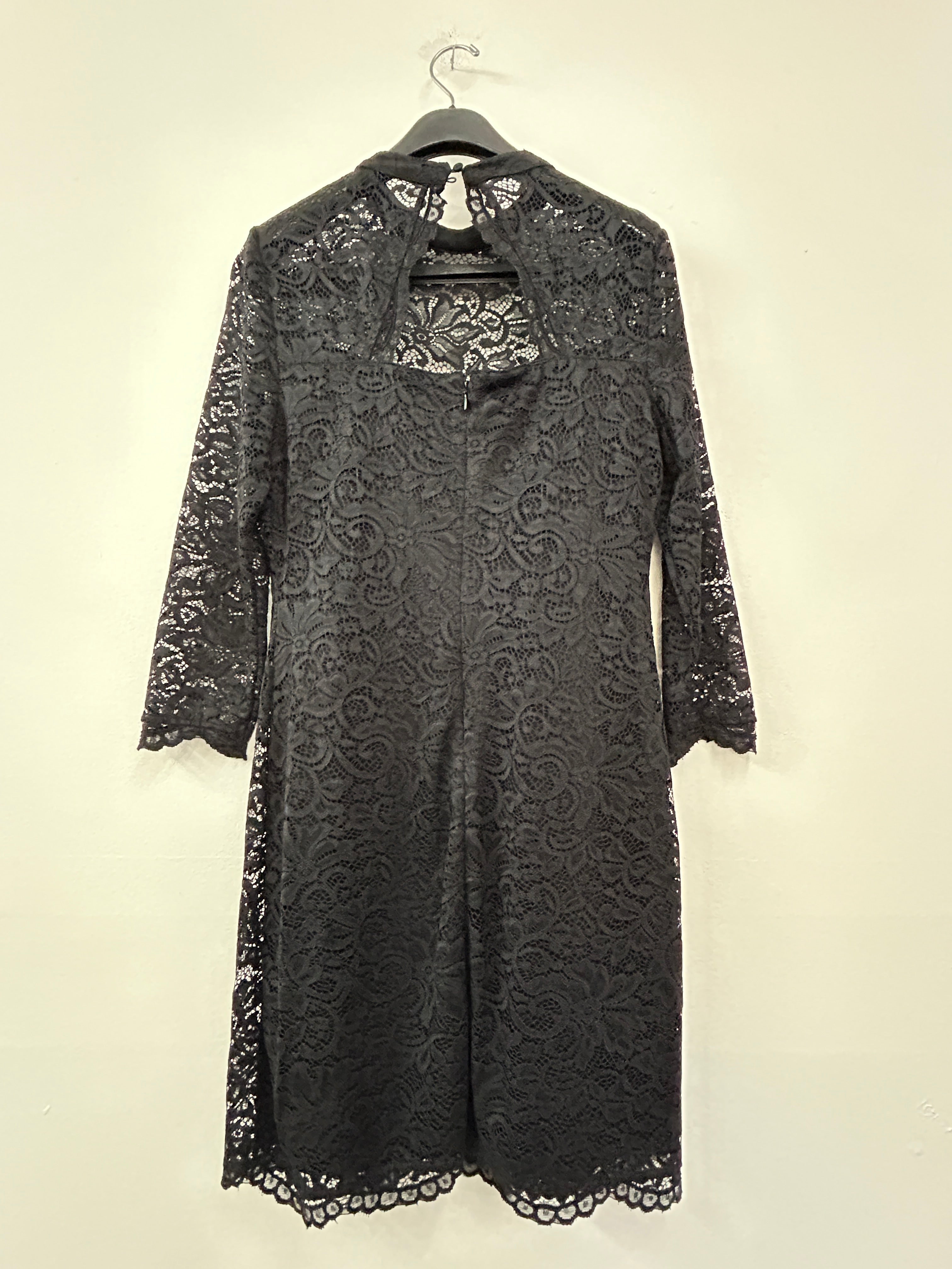 Robe en dentelle noire à col montant – Rock & Shine