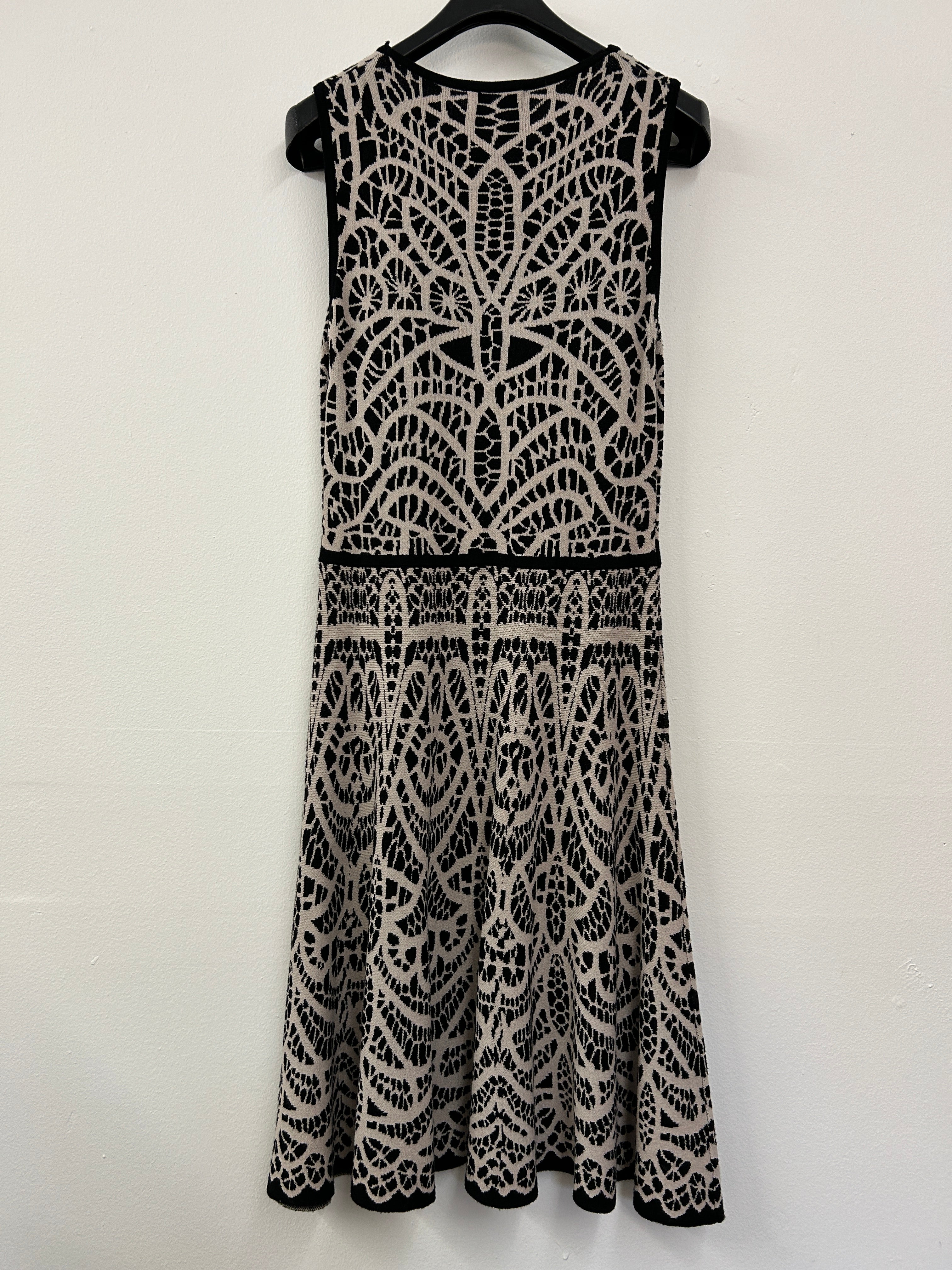 Robe sans manches à motifs géométriques – Carmen