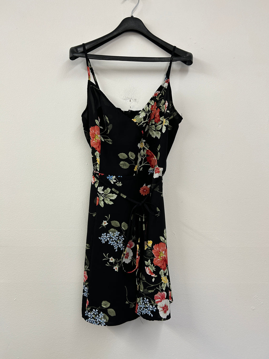 Robe portefeuille fleurie à bretelles – Dynamite