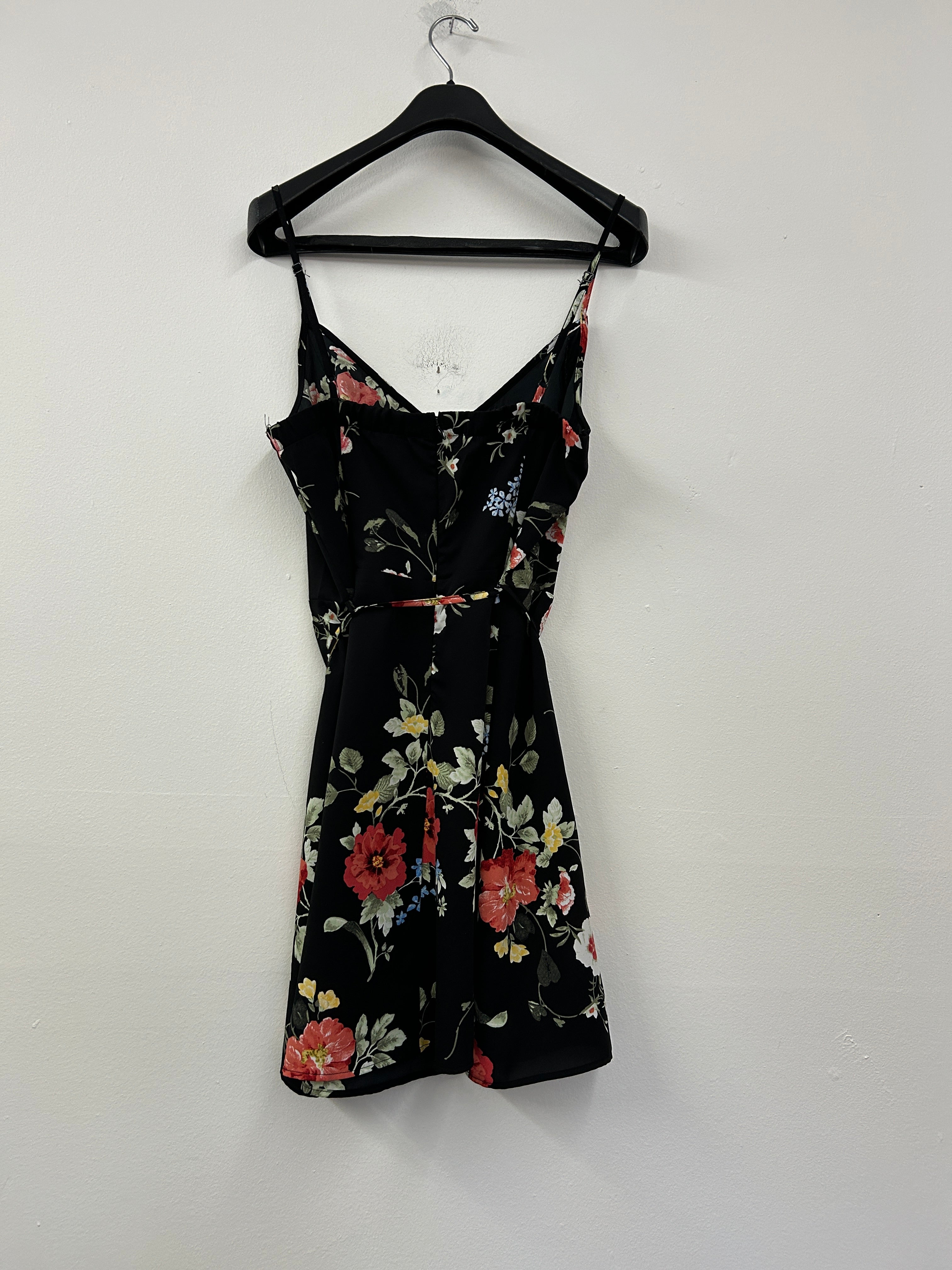 Robe portefeuille fleurie à bretelles – Dynamite