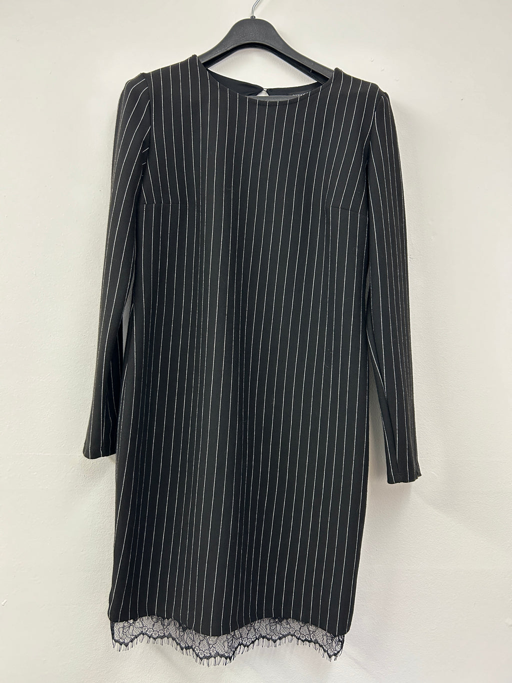 Robe droite à rayures et dentelle – Dynamite