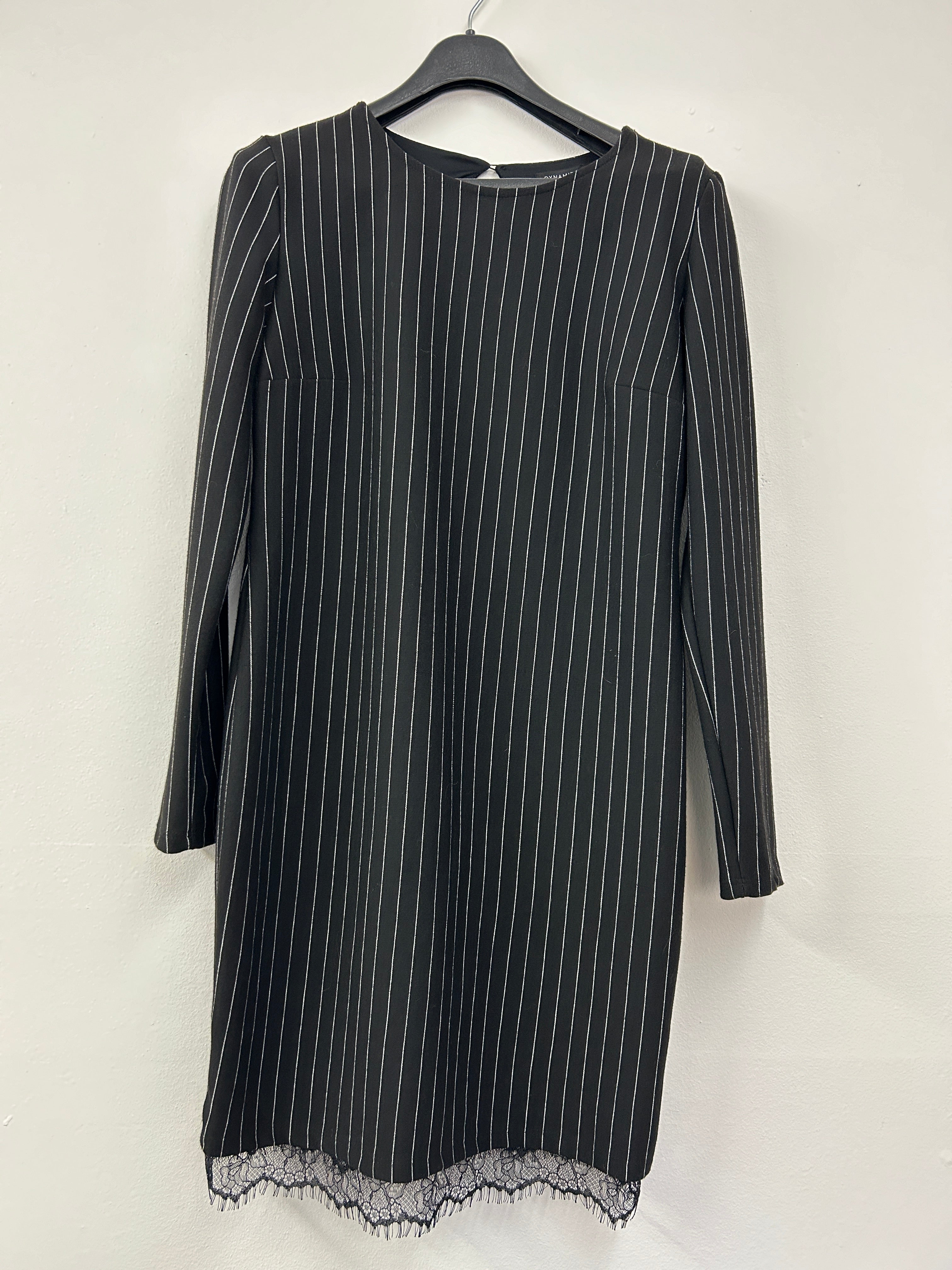 Robe droite à rayures et dentelle – Dynamite