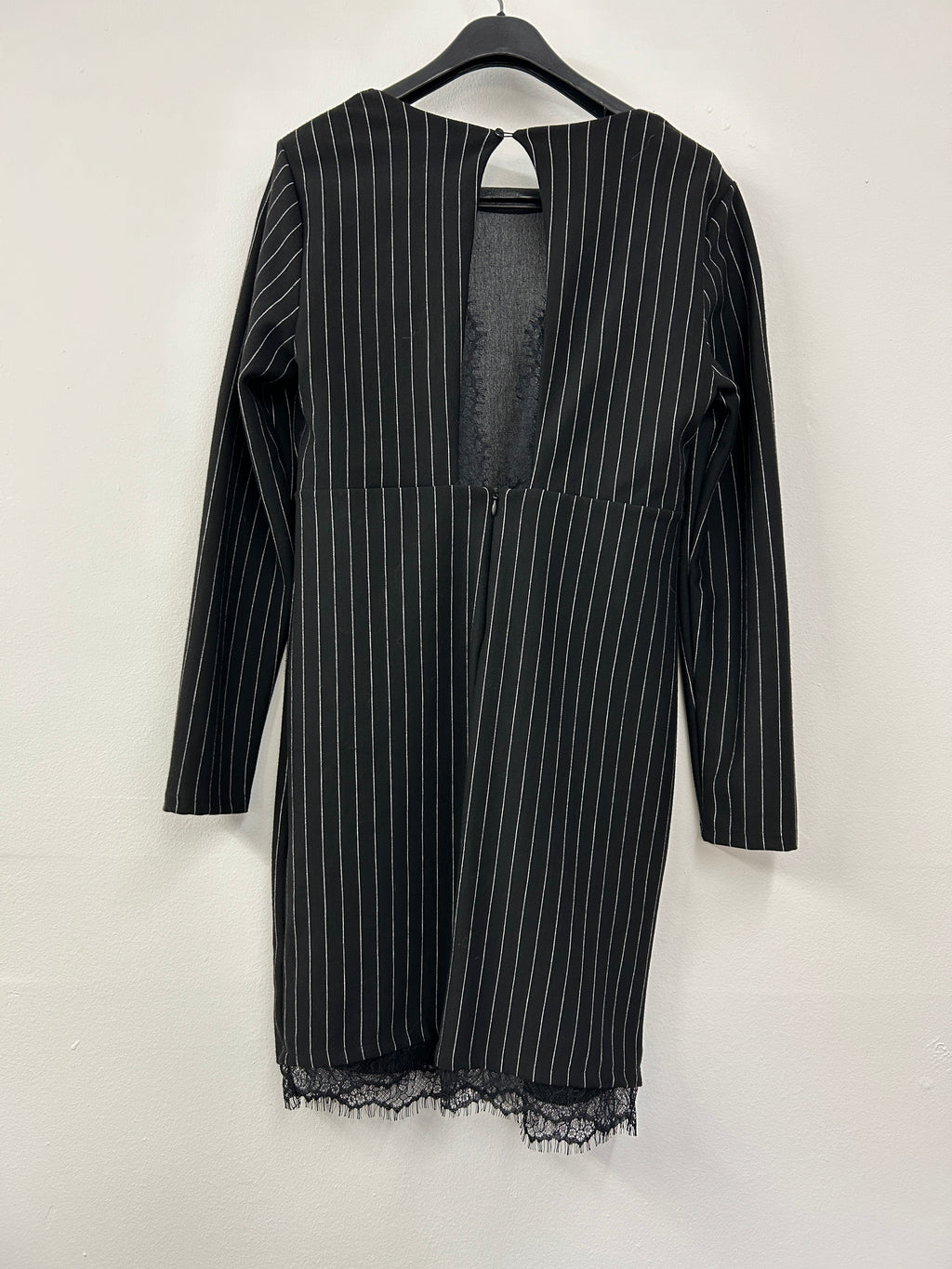 Robe droite à rayures et dentelle – Dynamite