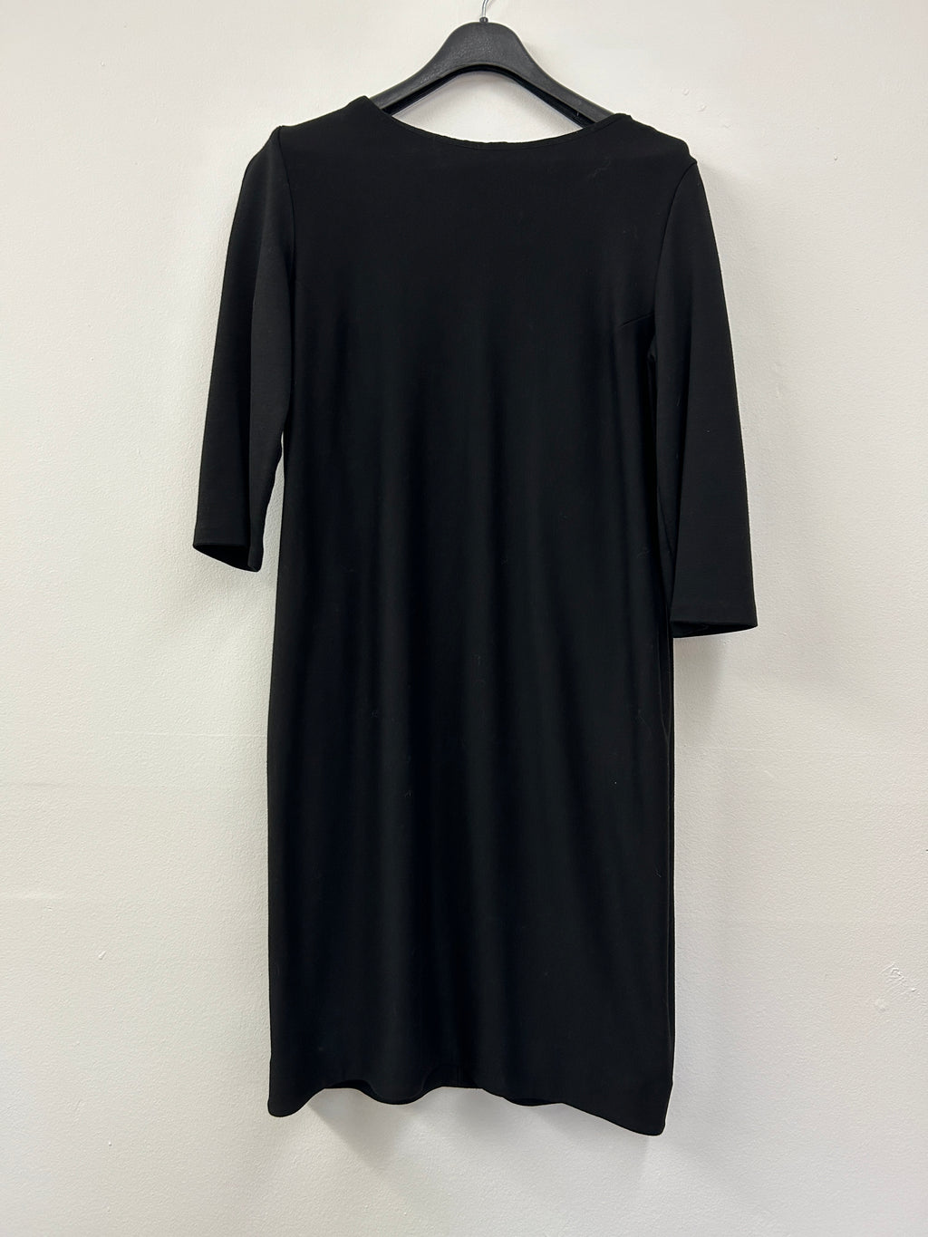 Robe droite minimaliste noire à manches 3/4 – COS