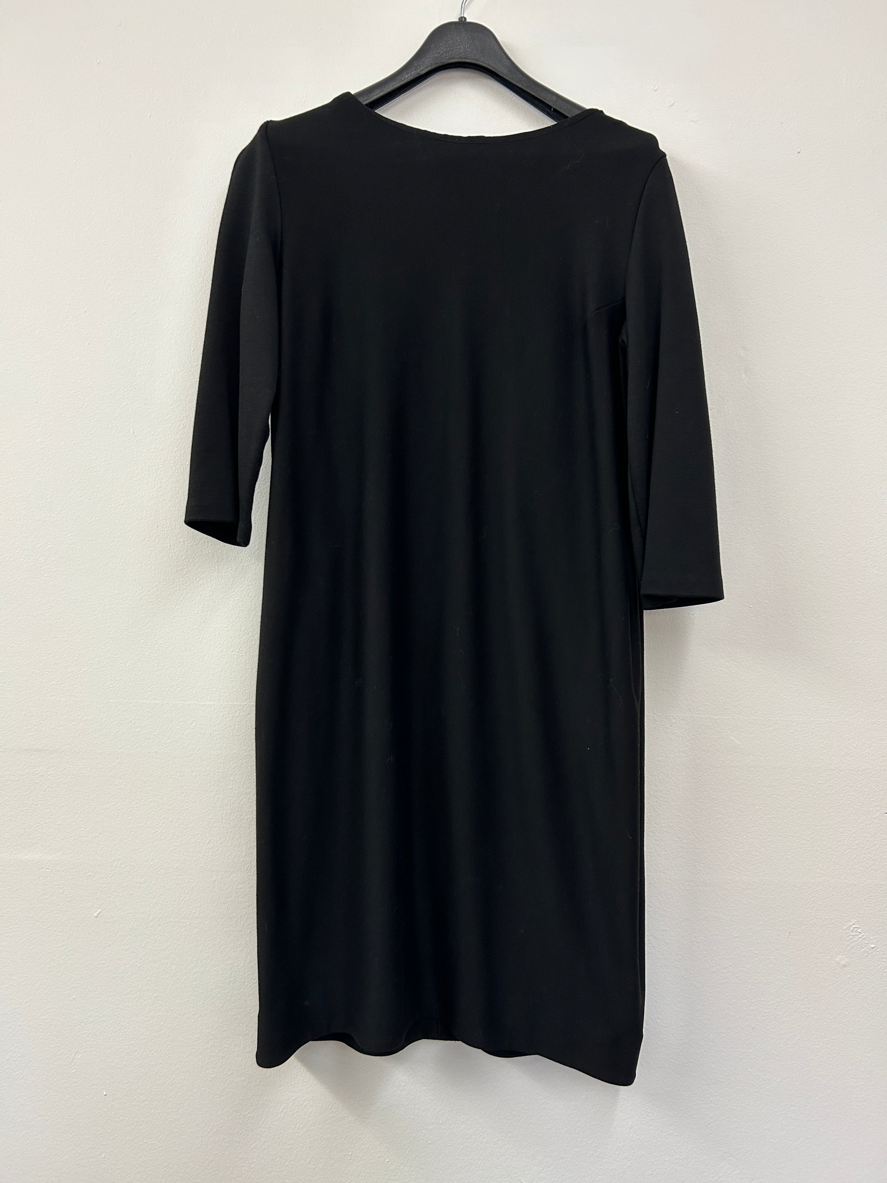 Robe droite minimaliste noire à manches 3/4 – COS