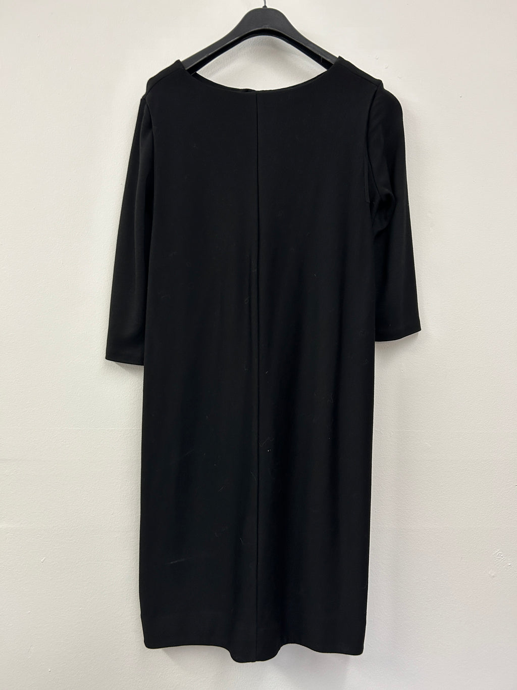 Robe droite minimaliste noire à manches 3/4 – COS