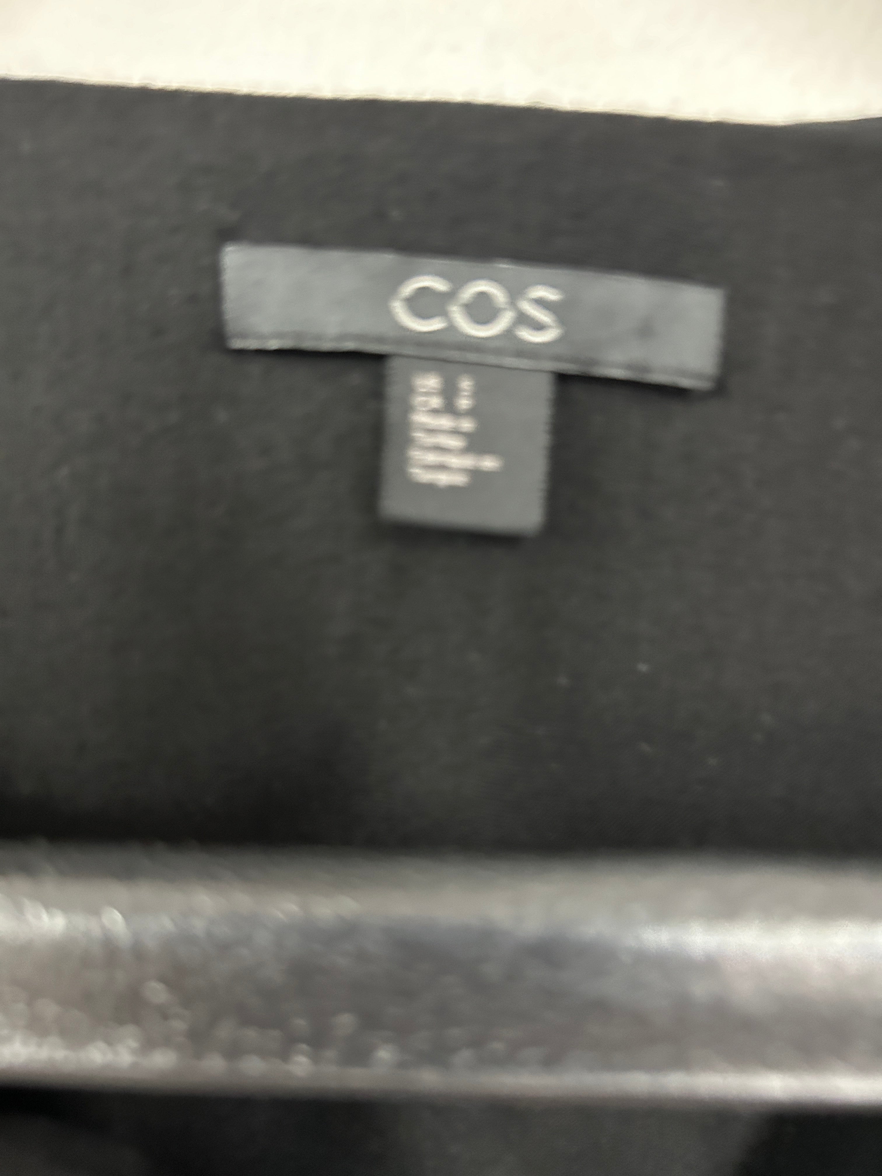 Robe droite minimaliste noire à manches 3/4 – COS