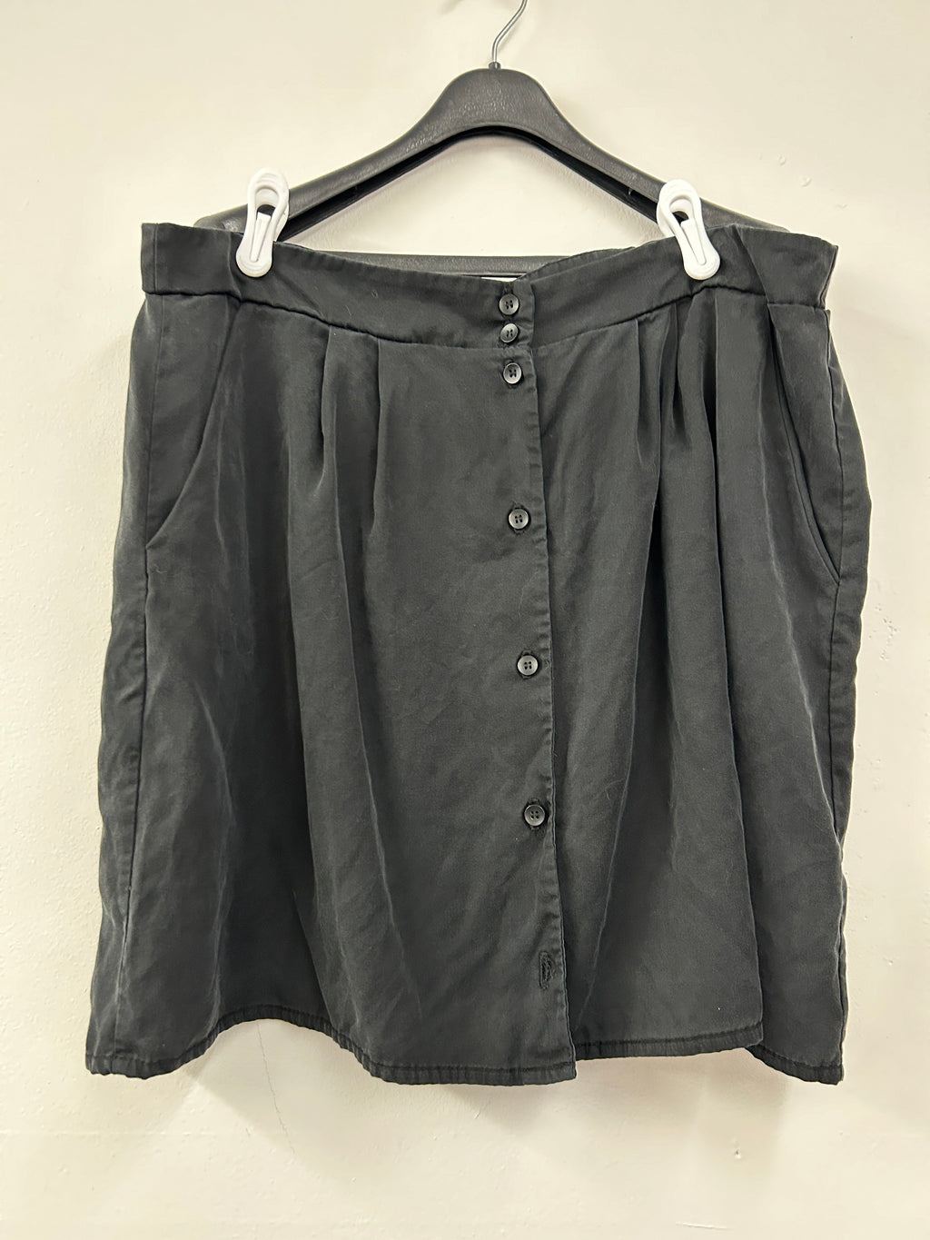 Jupe boutonnée fluide noire – CHERRY BOBIN