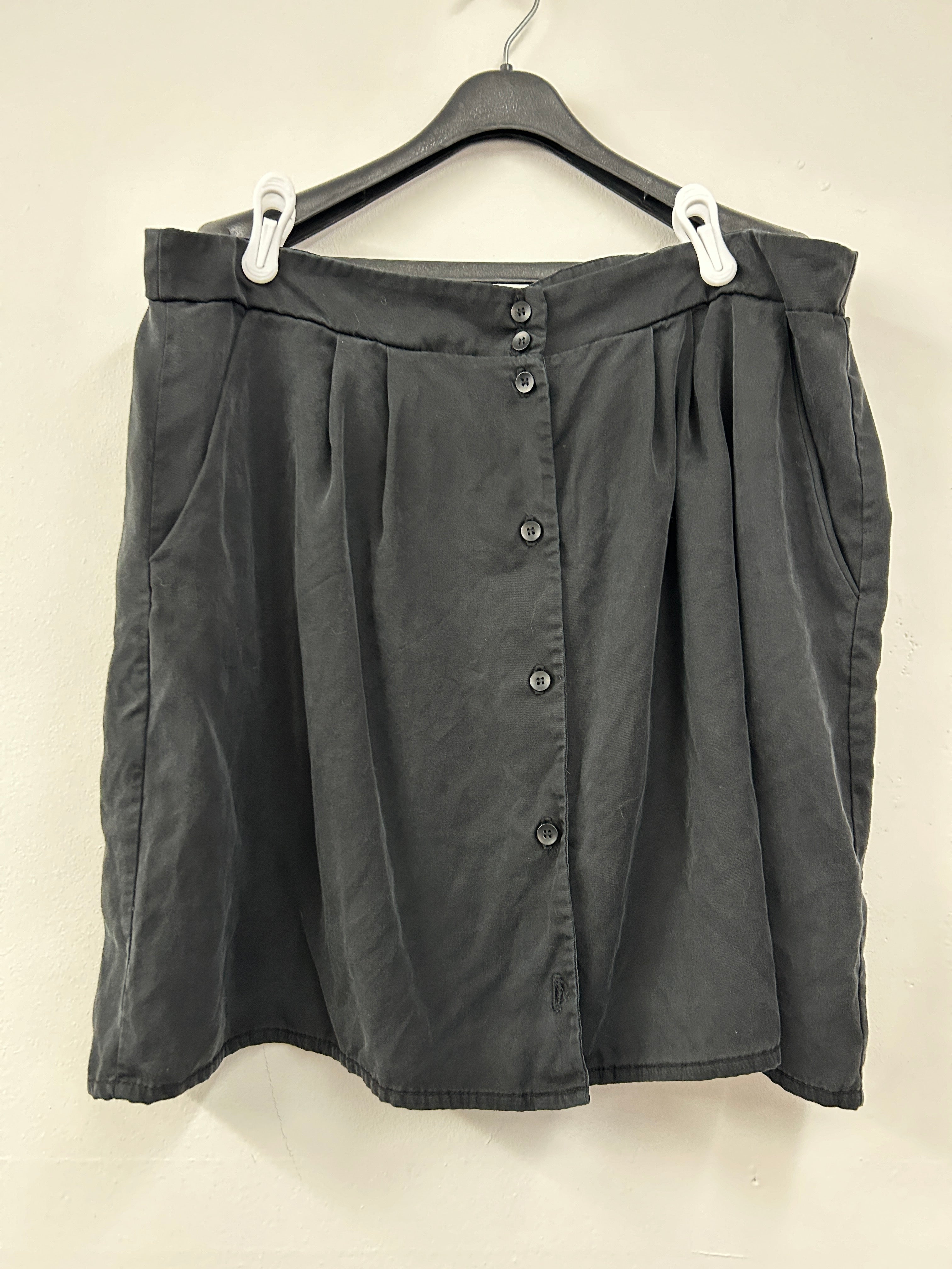 Jupe boutonnée fluide noire – CHERRY BOBIN