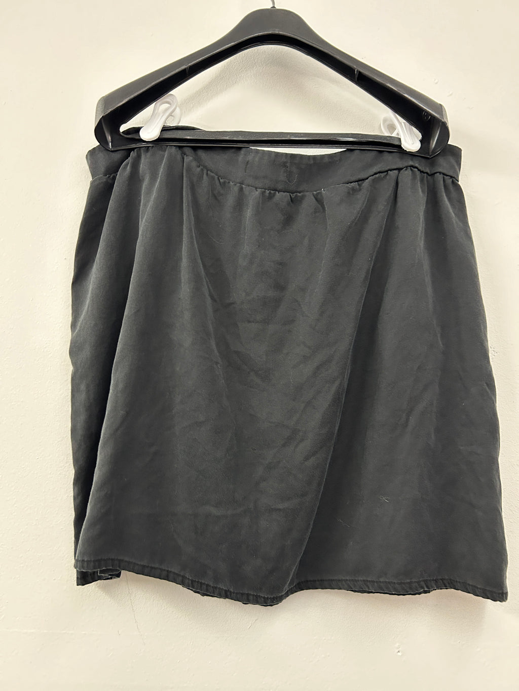 Jupe boutonnée fluide noire – CHERRY BOBIN