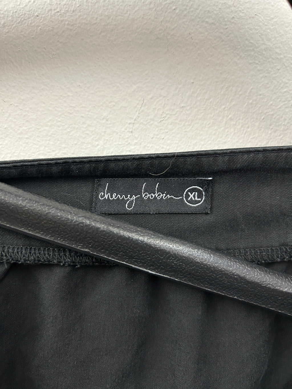 Jupe boutonnée fluide noire – CHERRY BOBIN