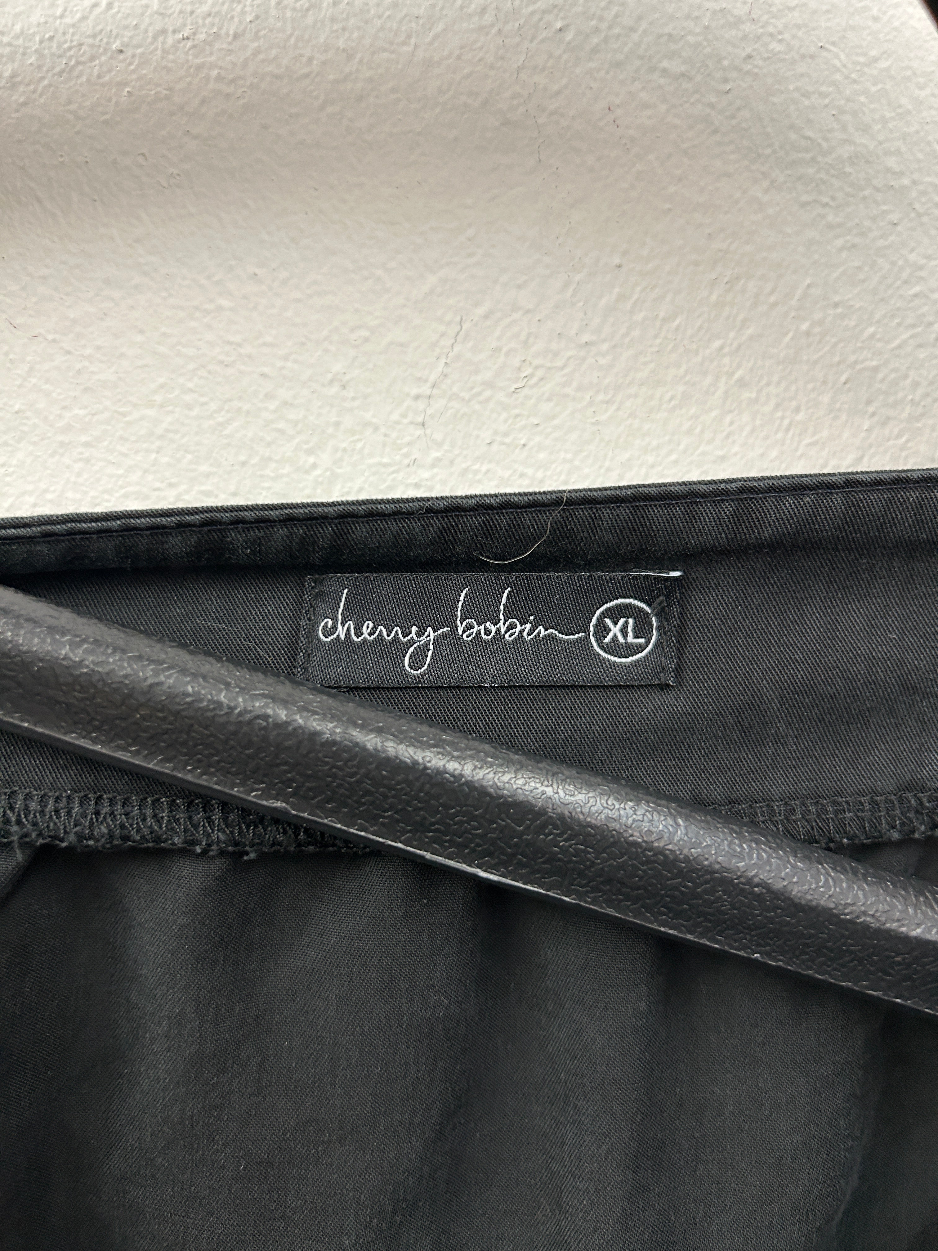 Jupe boutonnée fluide noire – CHERRY BOBIN