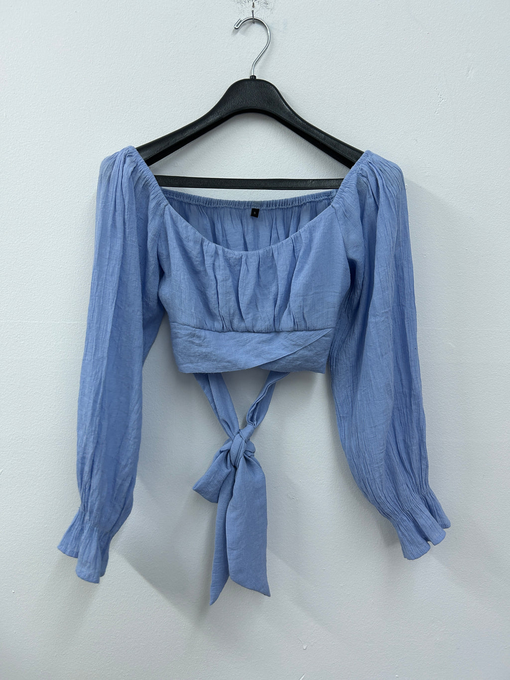 Haut noué à manches longues bouffantes