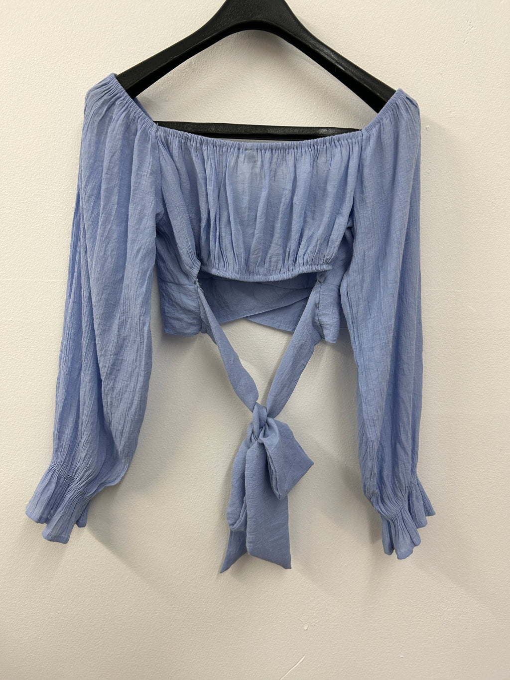 Haut noué à manches longues bouffantes