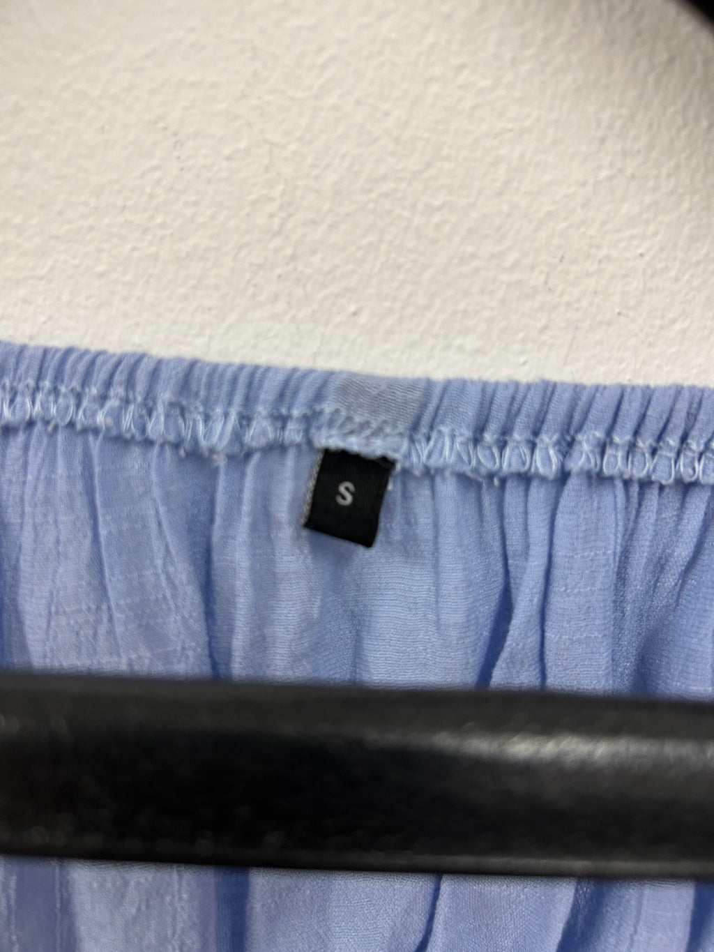 Haut noué à manches longues bouffantes