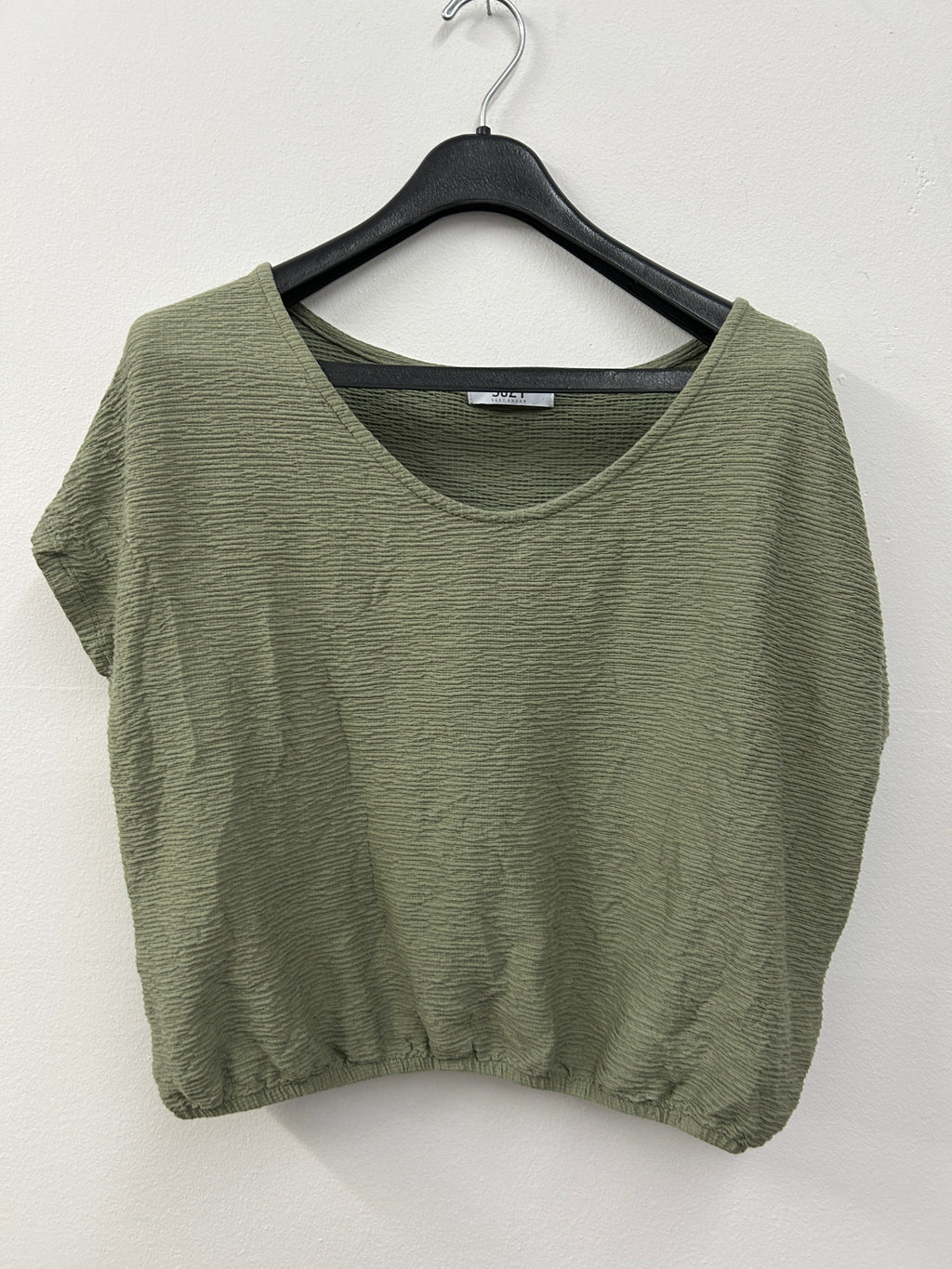 Haut court vert olive à texture gaufrée