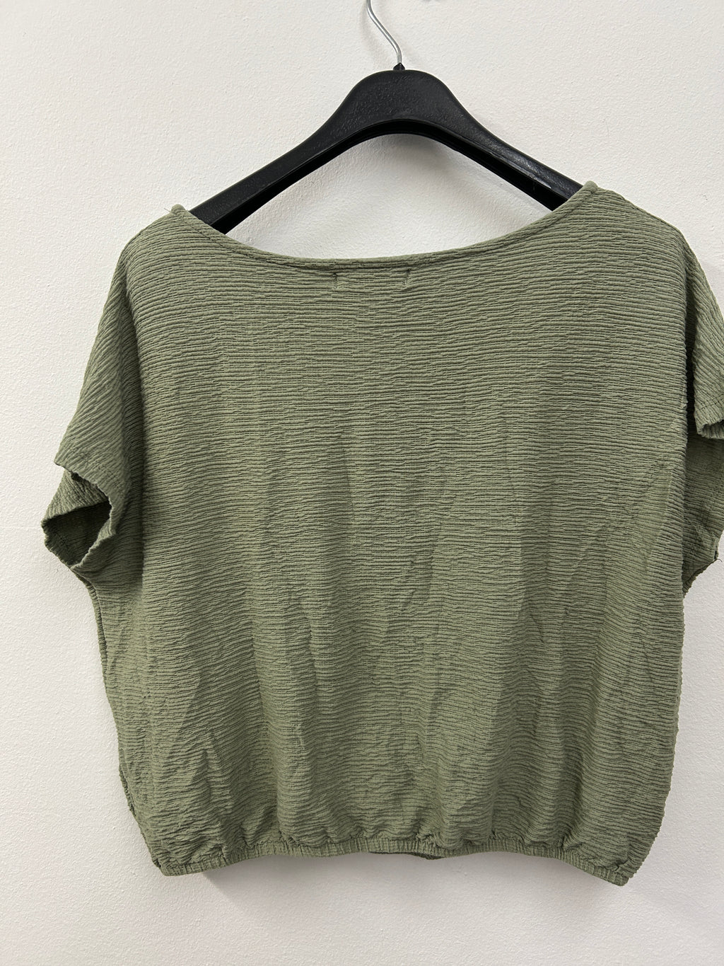 Haut court vert olive à texture gaufrée