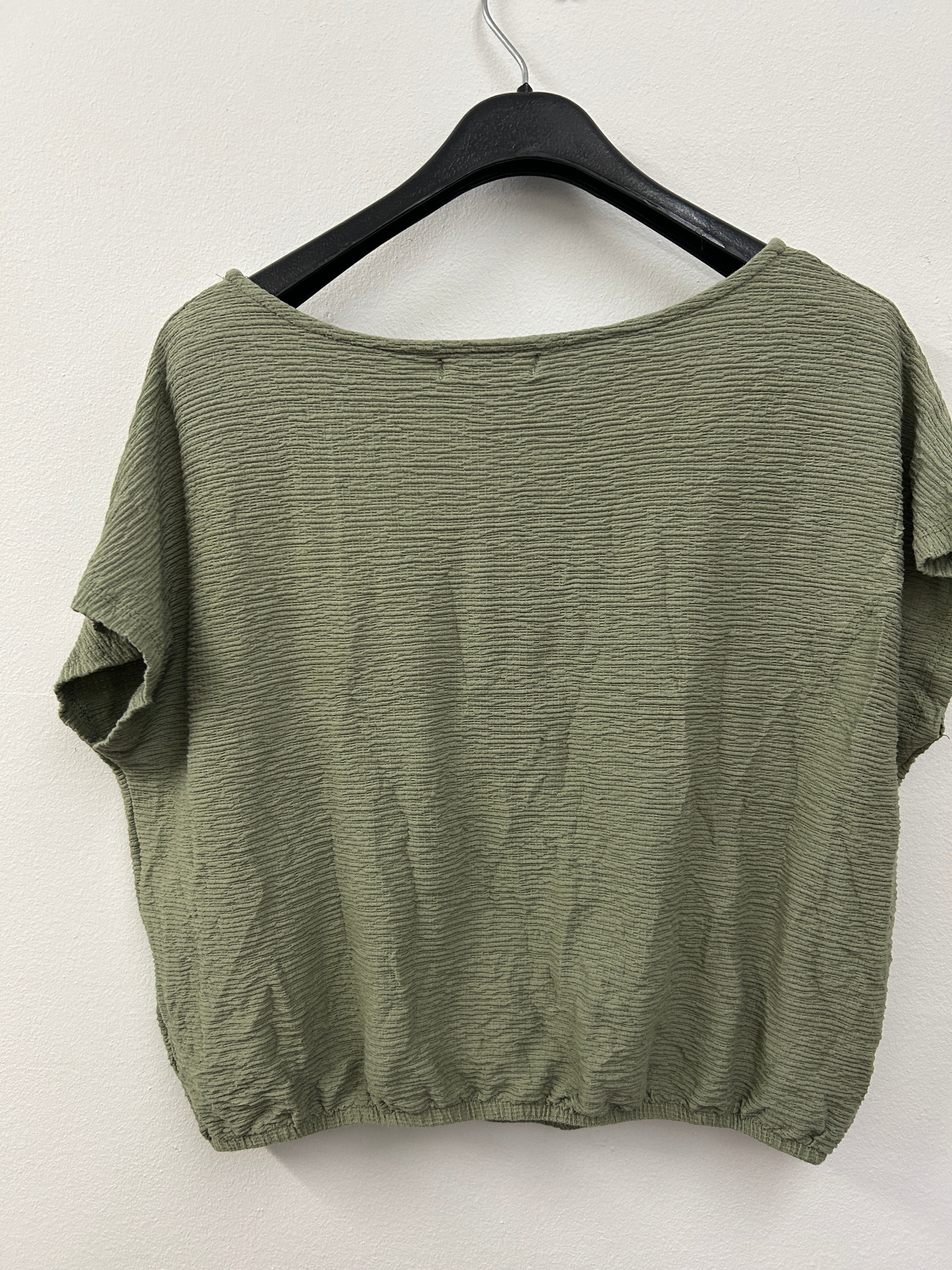 Haut court vert olive à texture gaufrée