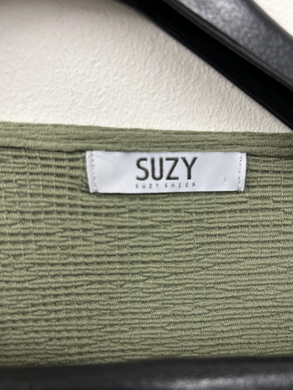 Haut court vert olive à texture gaufrée