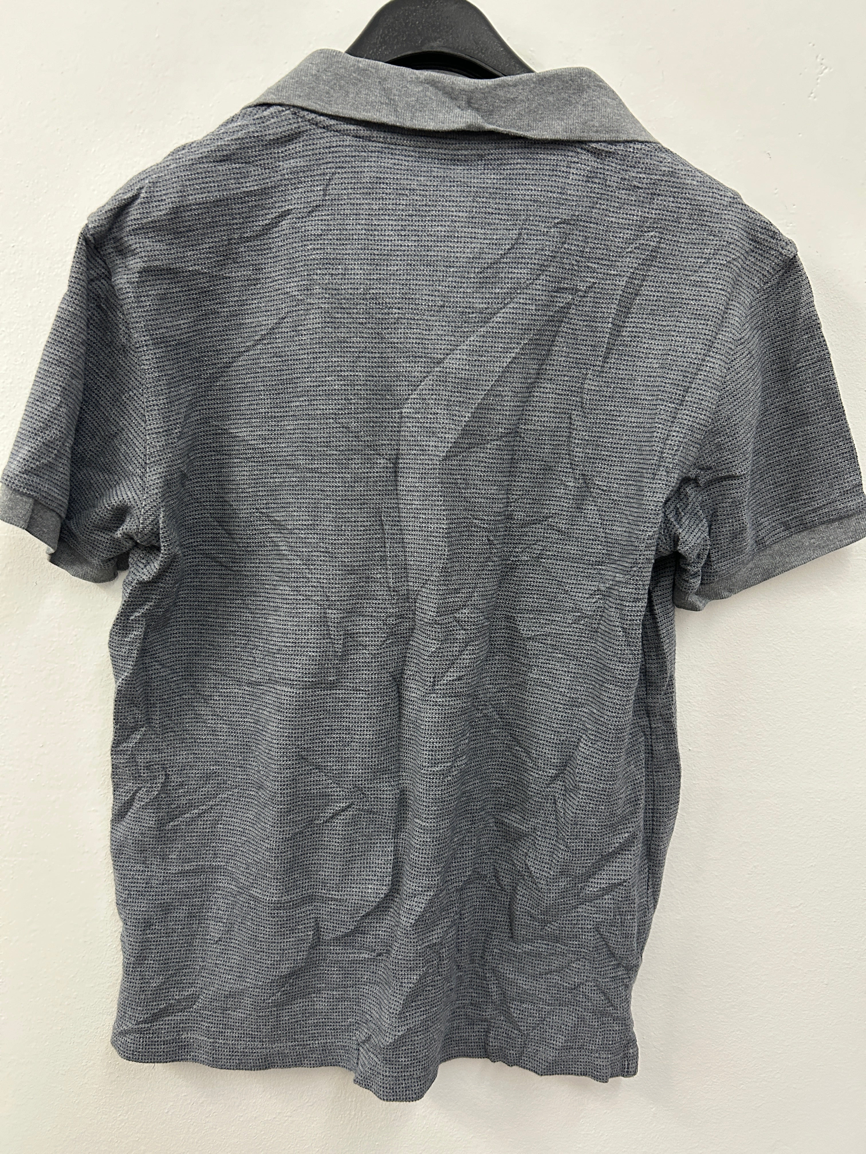 polo-gris-texture-black-brown