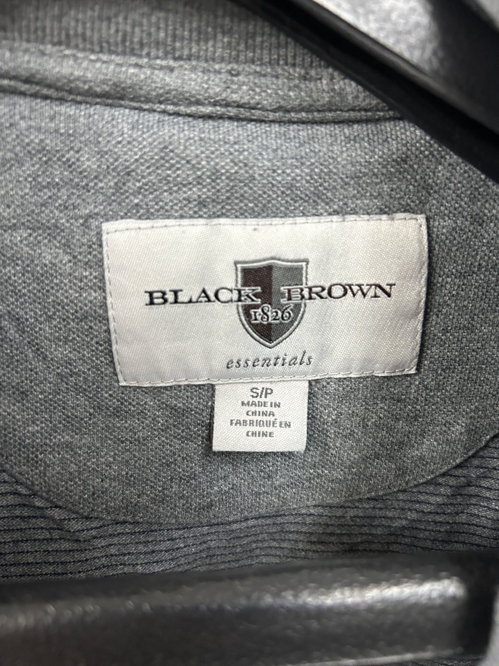 polo-gris-texture-black-brown