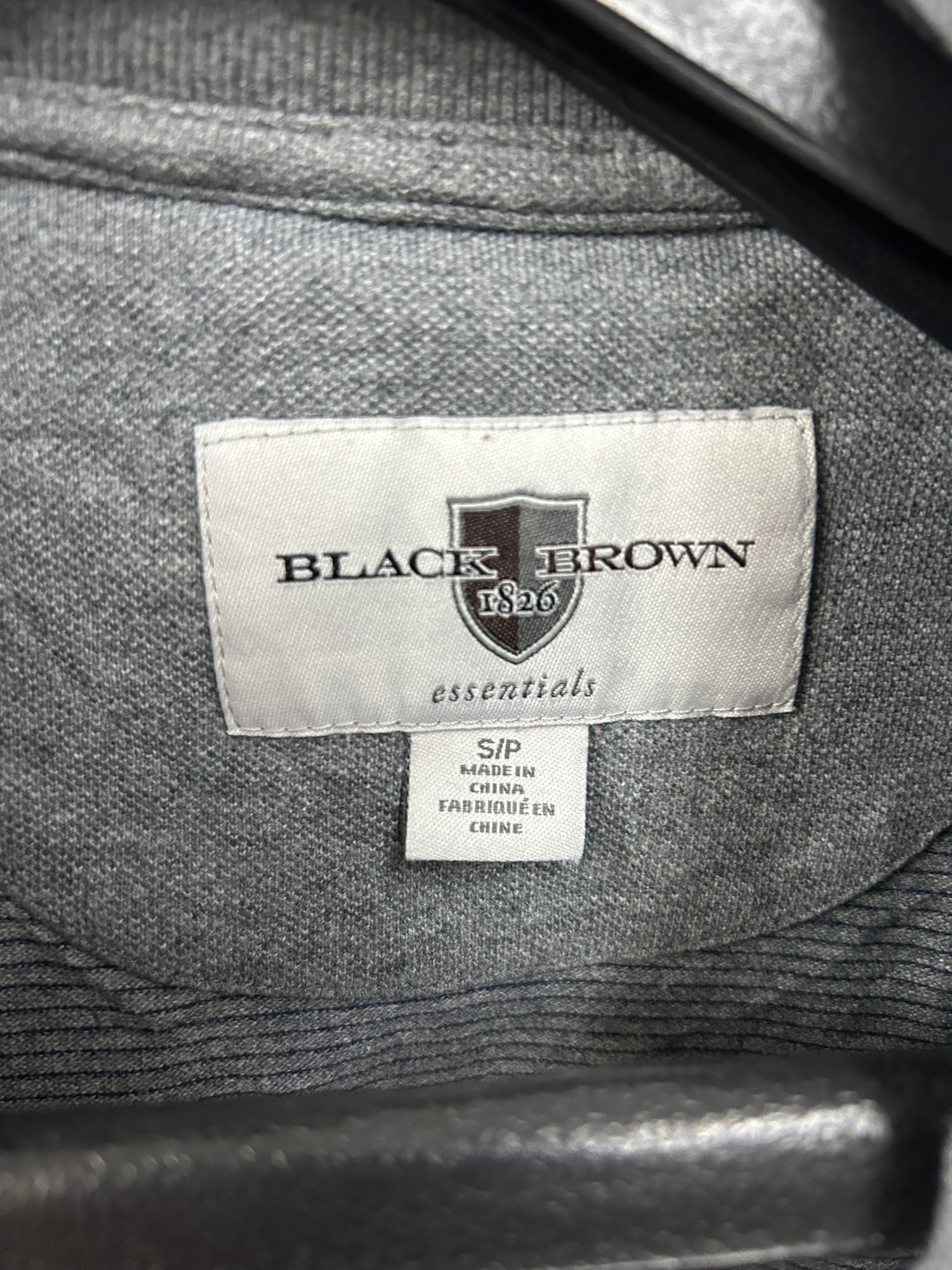 polo-gris-texture-black-brown