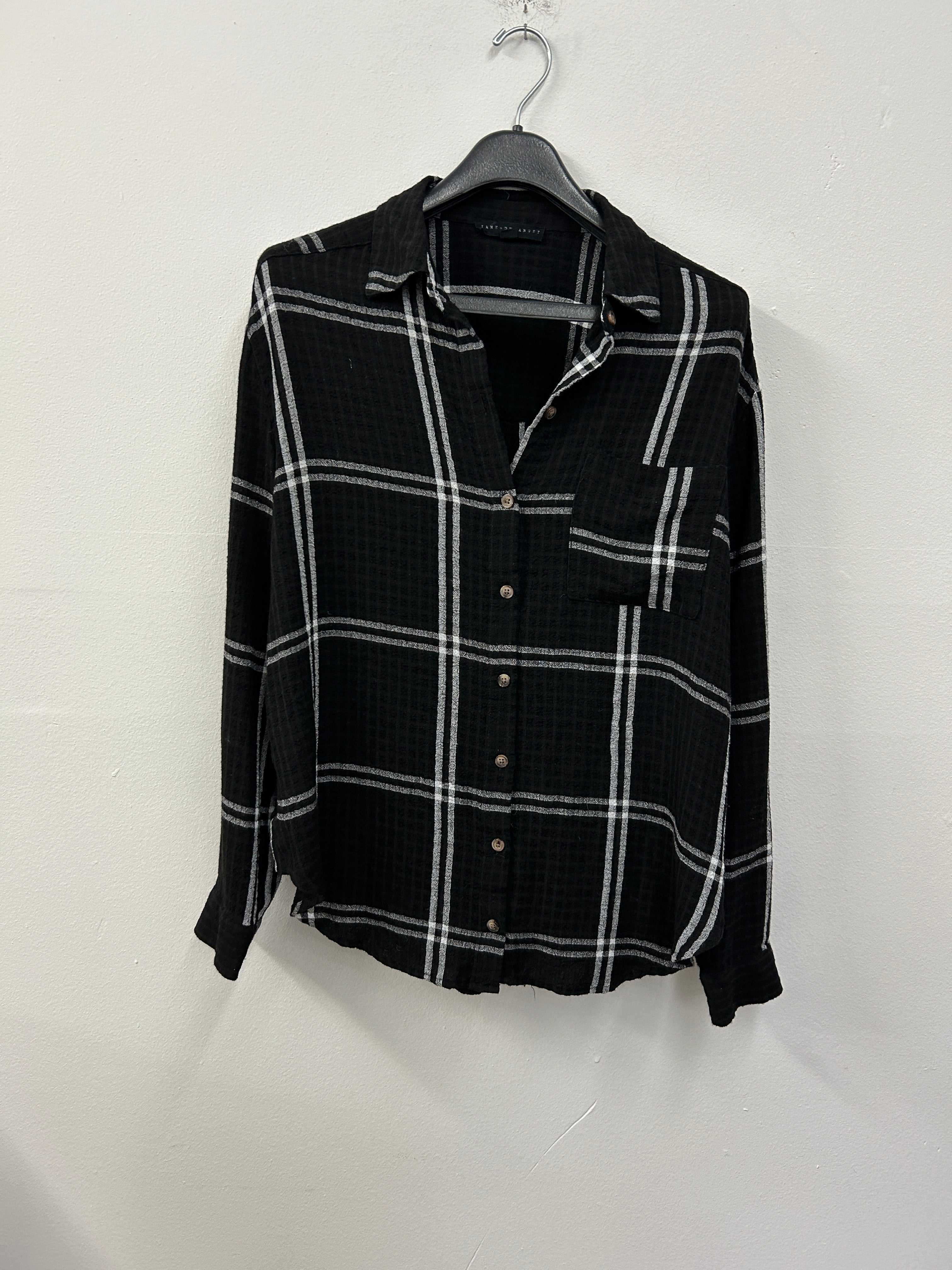 Chemise noire à carreaux blancs – Jane + Delancey