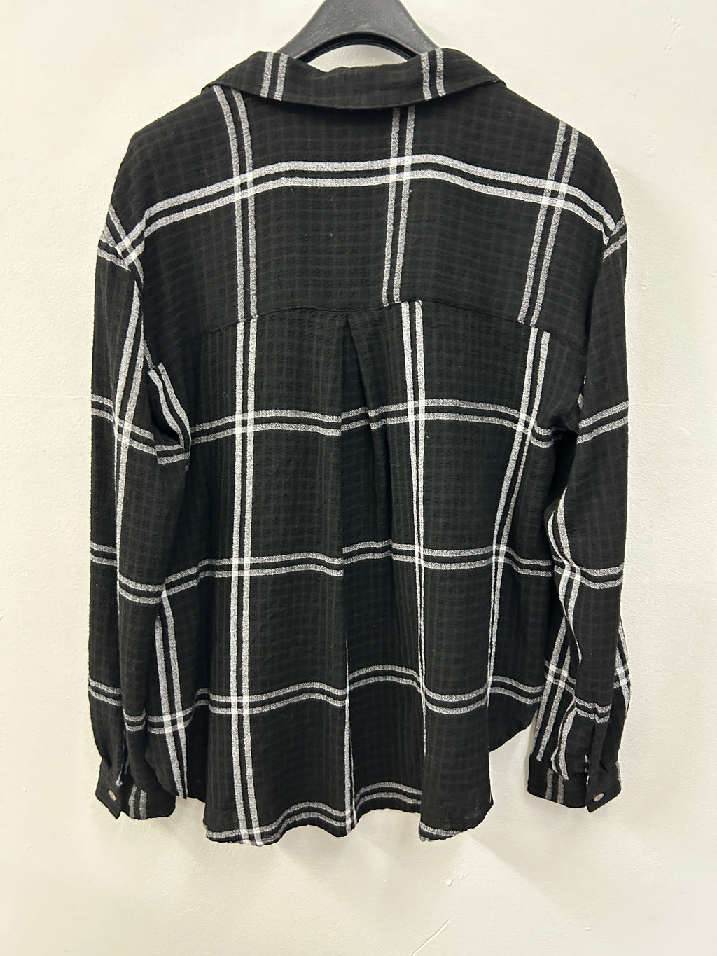 Chemise noire à carreaux blancs – Jane + Delancey