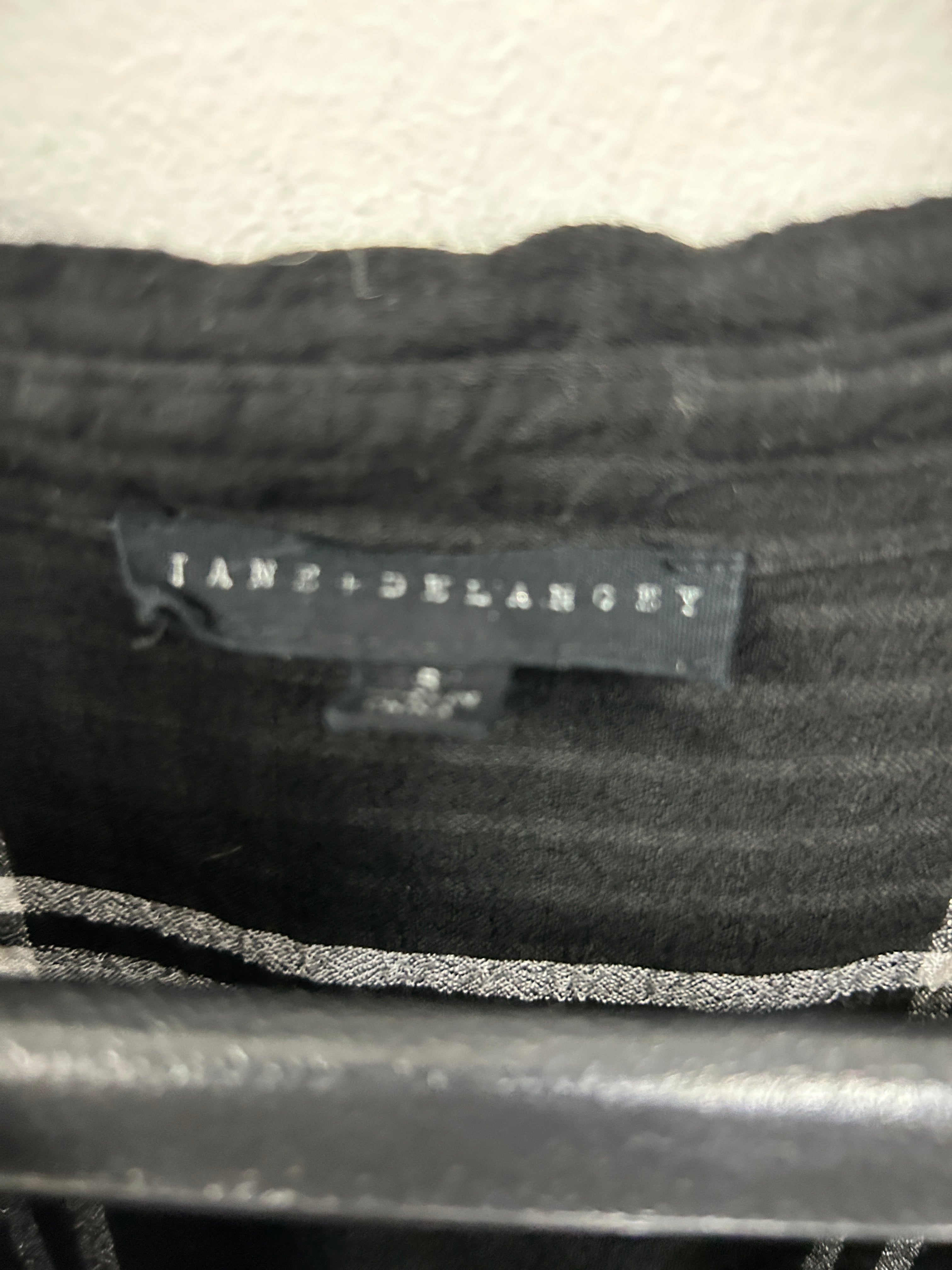 Chemise noire à carreaux blancs – Jane + Delancey