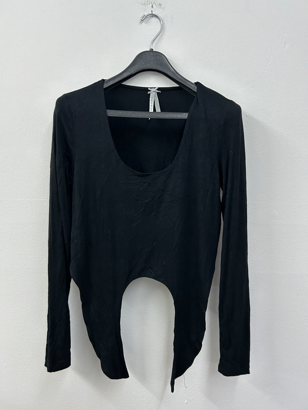 Haut noir à découpe avant – JO & CO