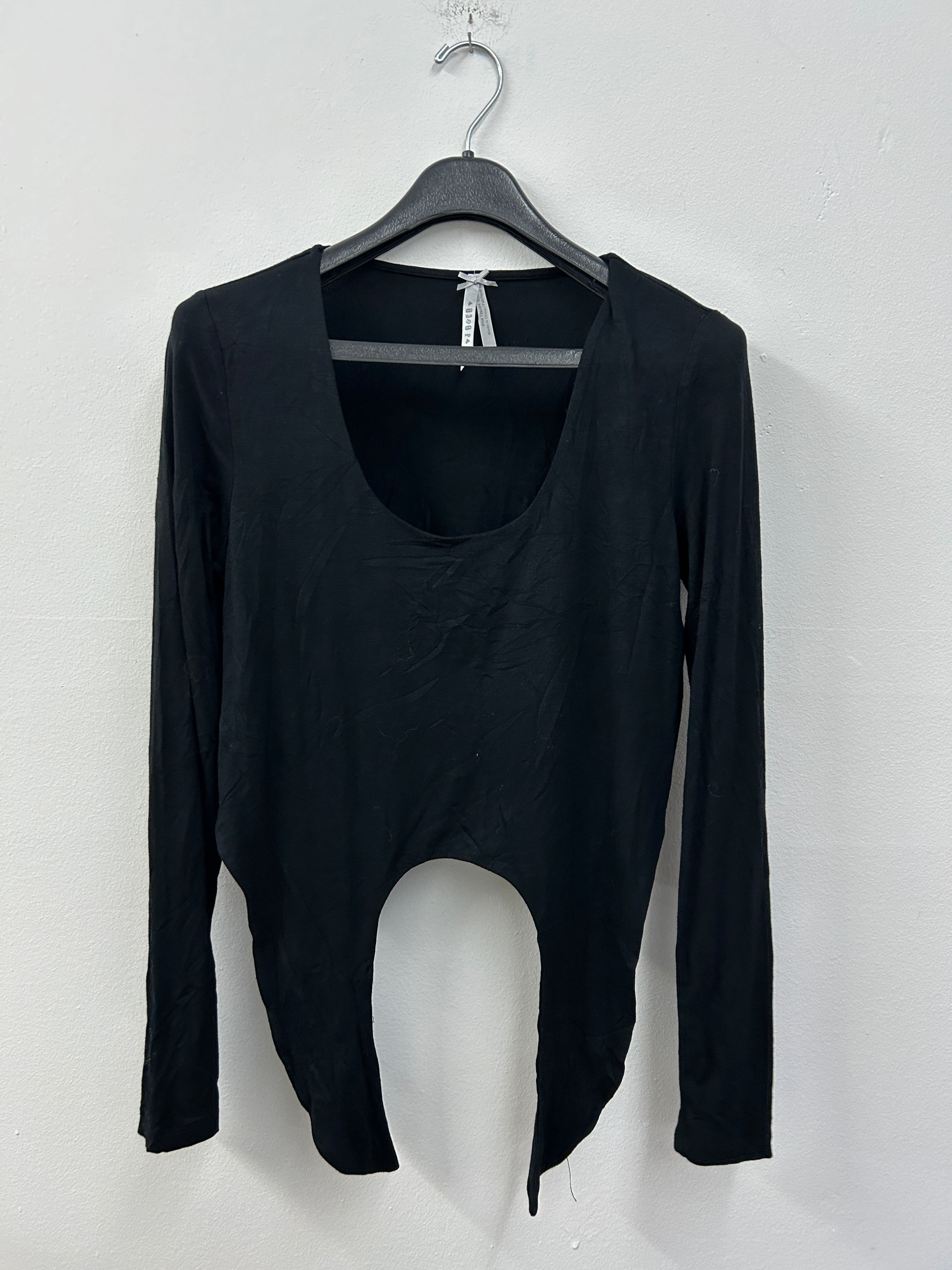 Haut noir à découpe avant – JO & CO