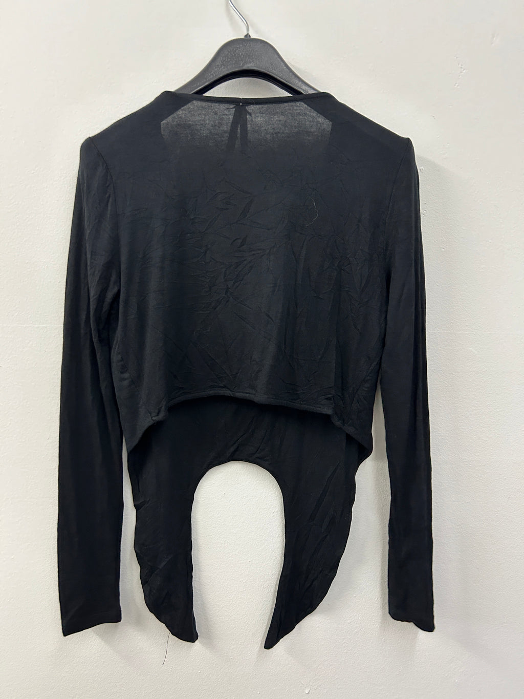 Haut noir à découpe avant – JO & CO