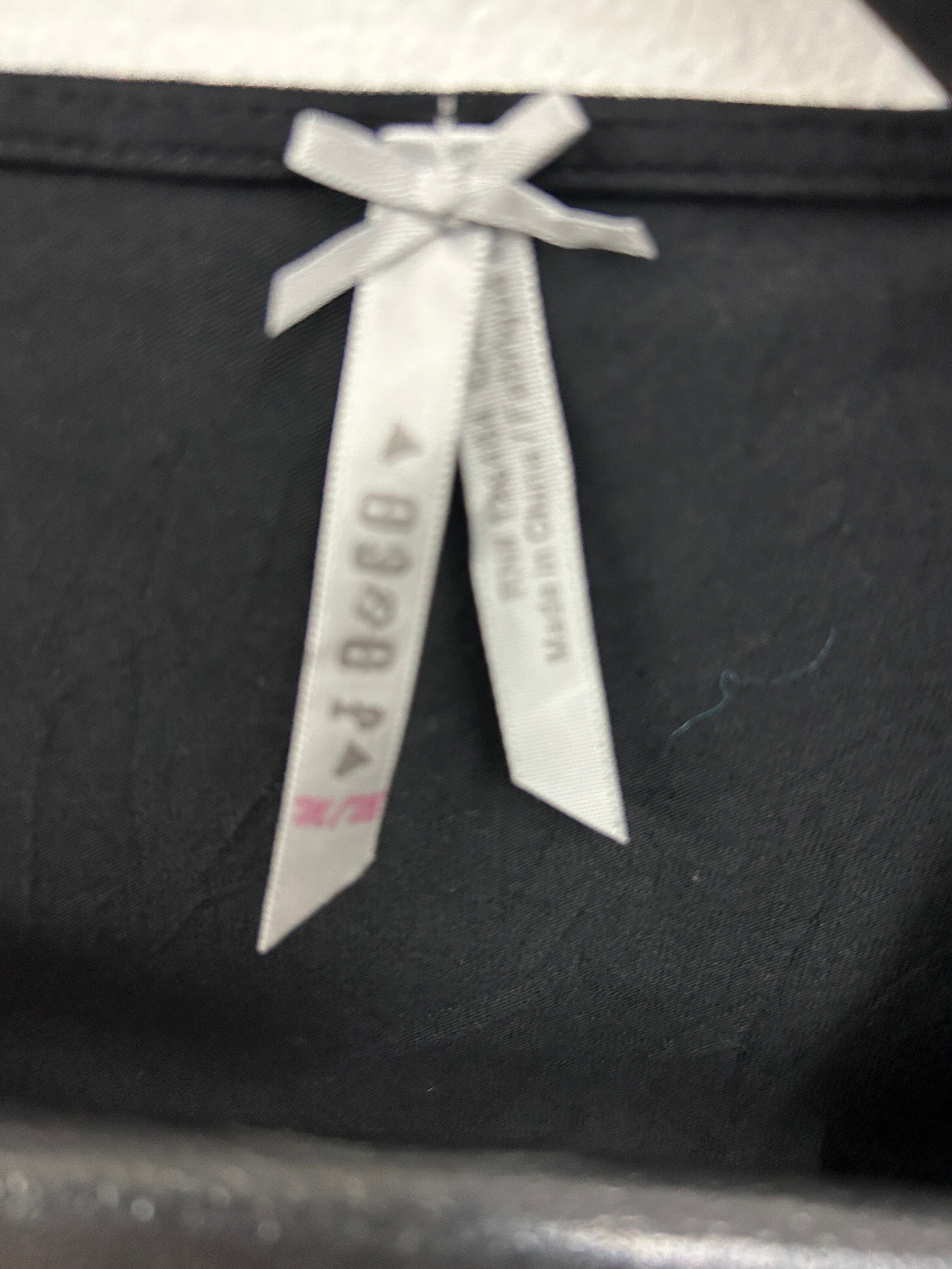 Haut noir à découpe avant – JO & CO