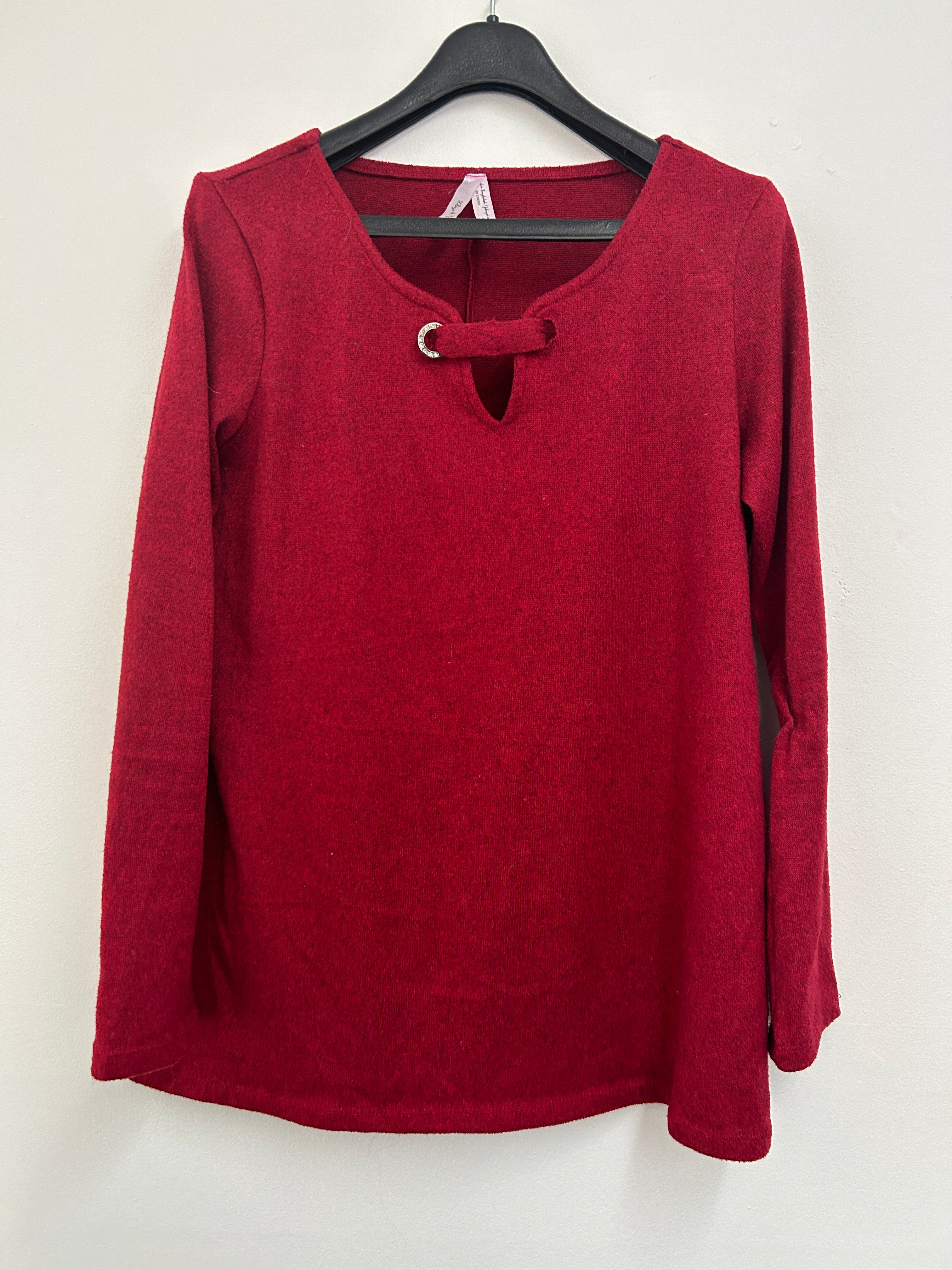 Chandail rouge à boucle décorative