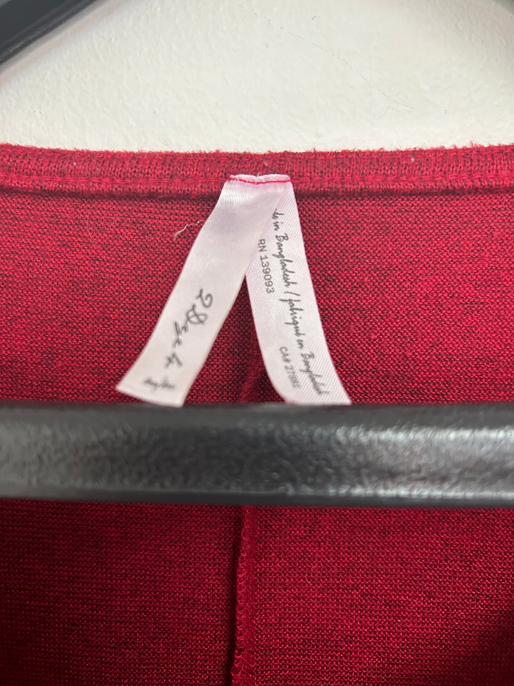 Chandail rouge à boucle décorative