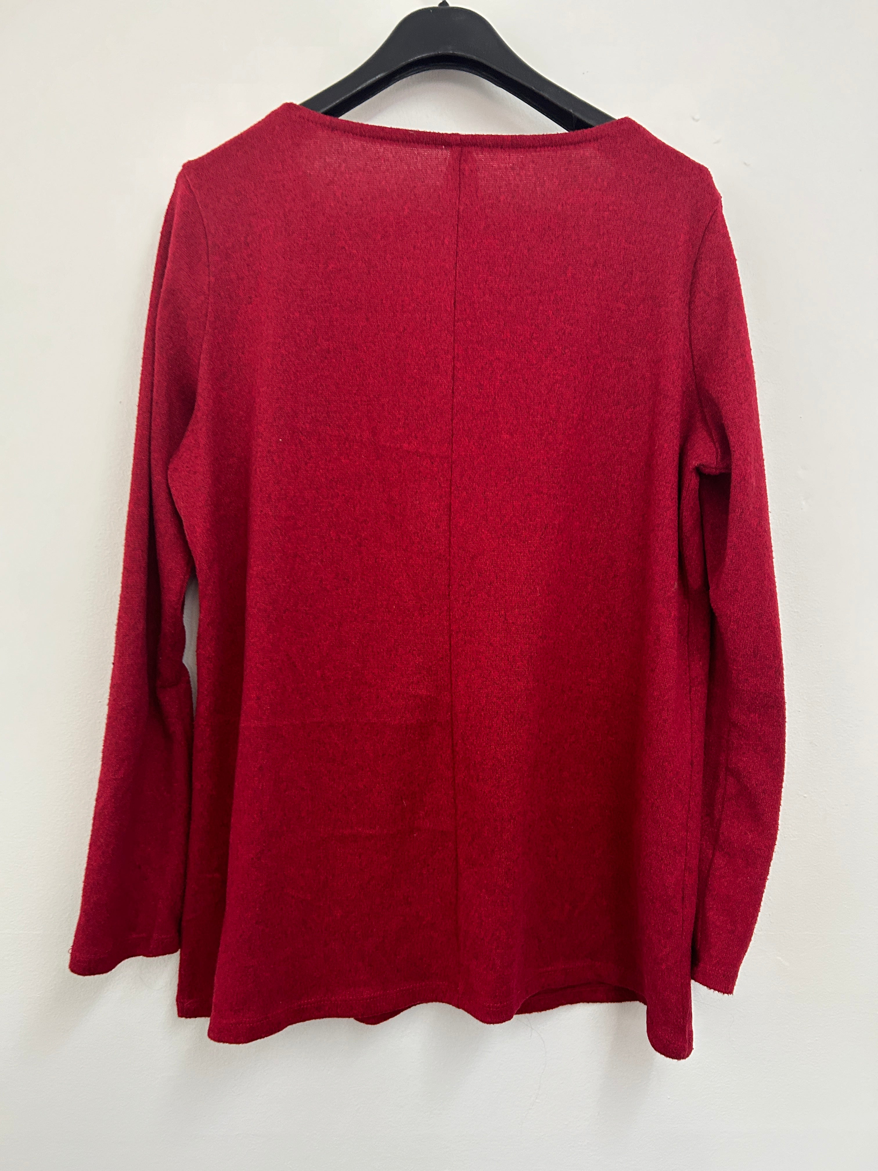 Chandail rouge à boucle décorative