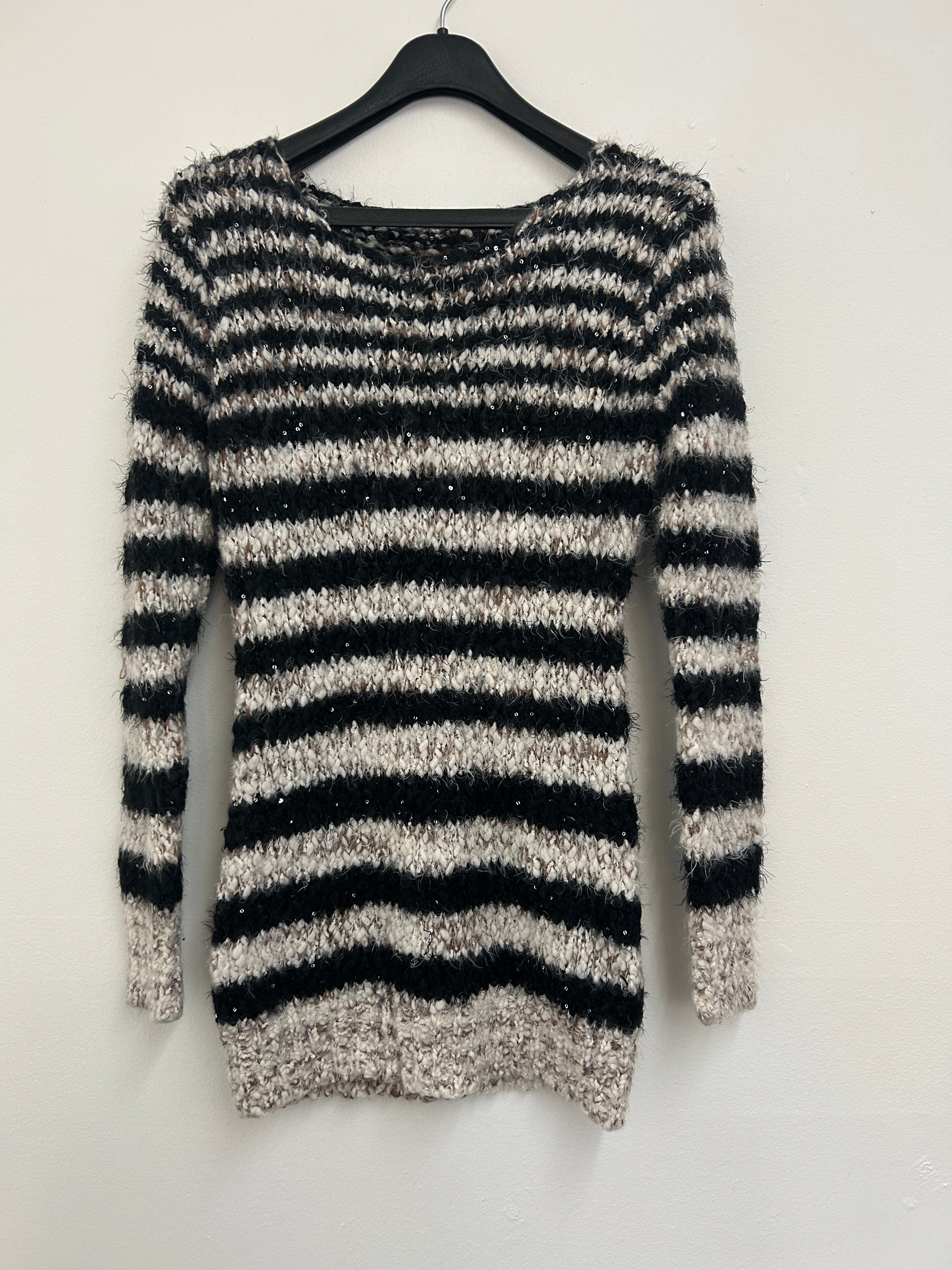 Chandail rayé noir et grise à texture douce