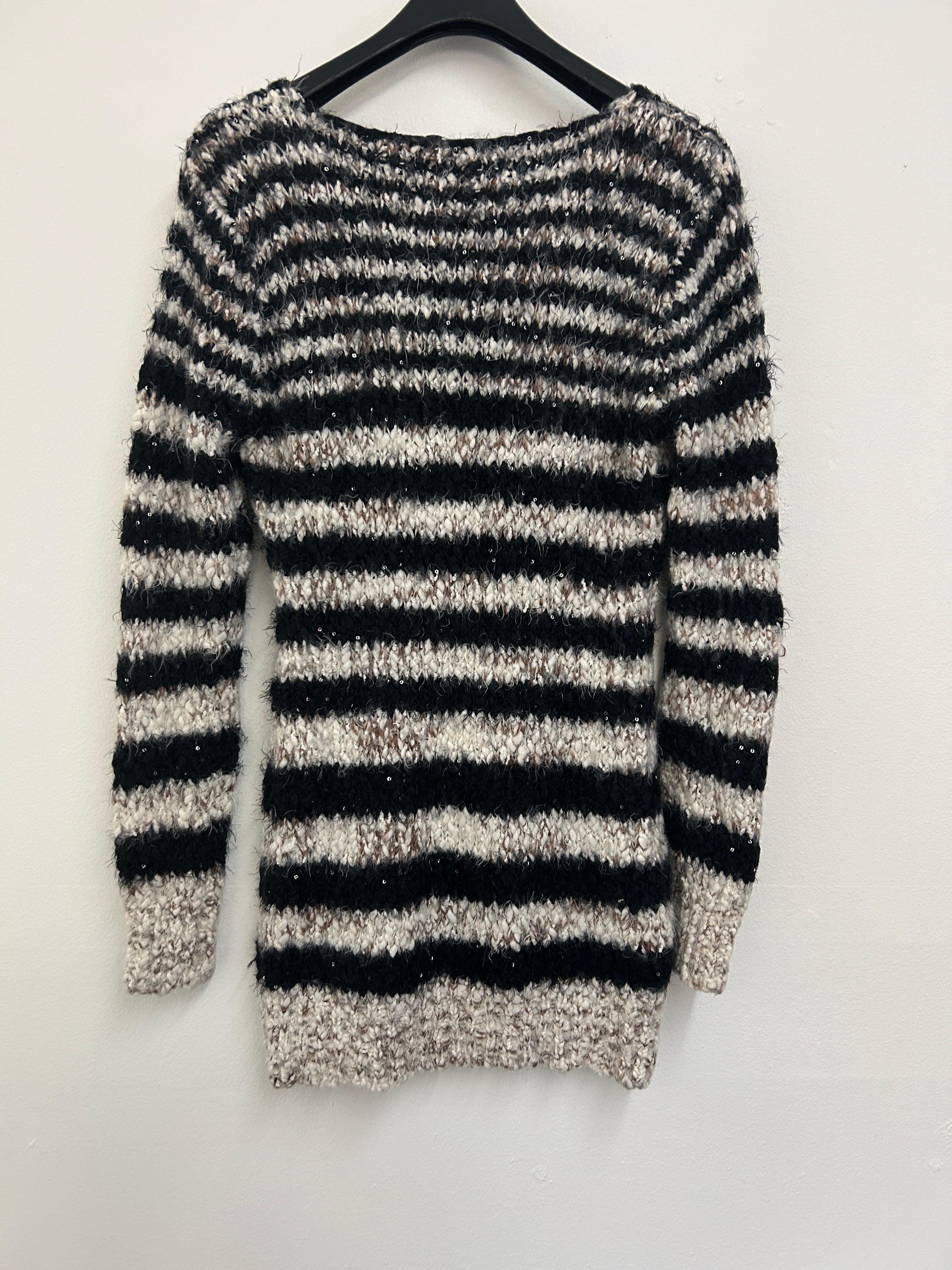 Chandail rayé noir et grise à texture douce