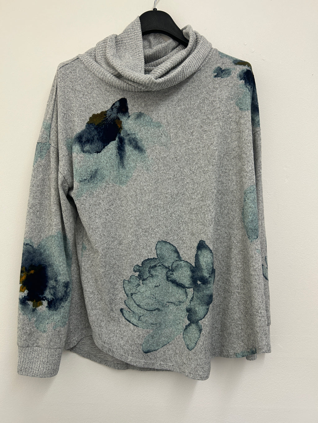 Chandail à col roulé gris à motifs floraux