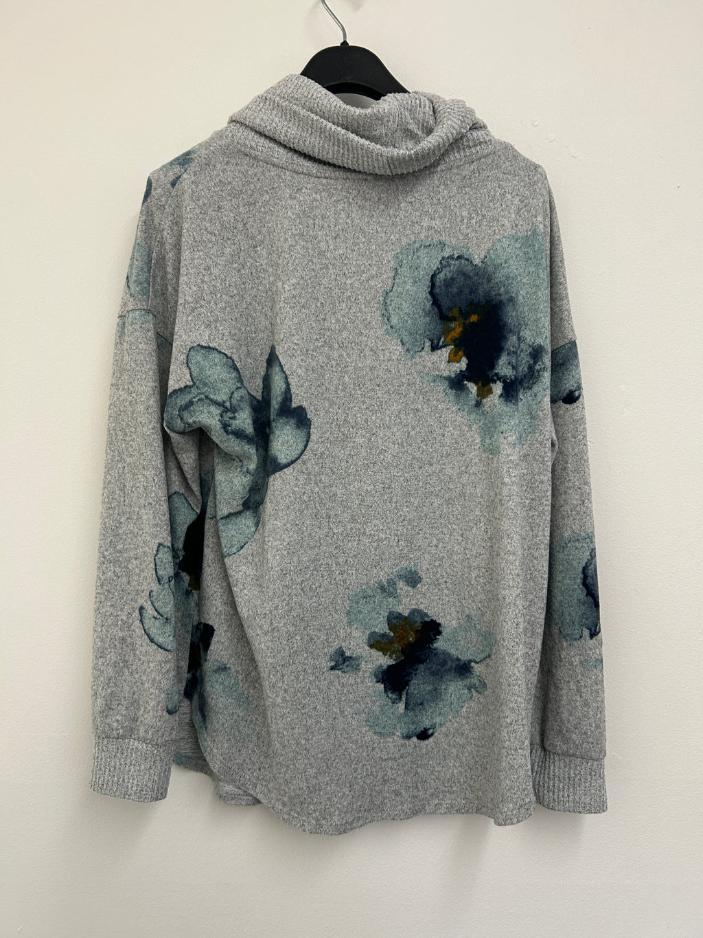 Chandail à col roulé gris à motifs floraux